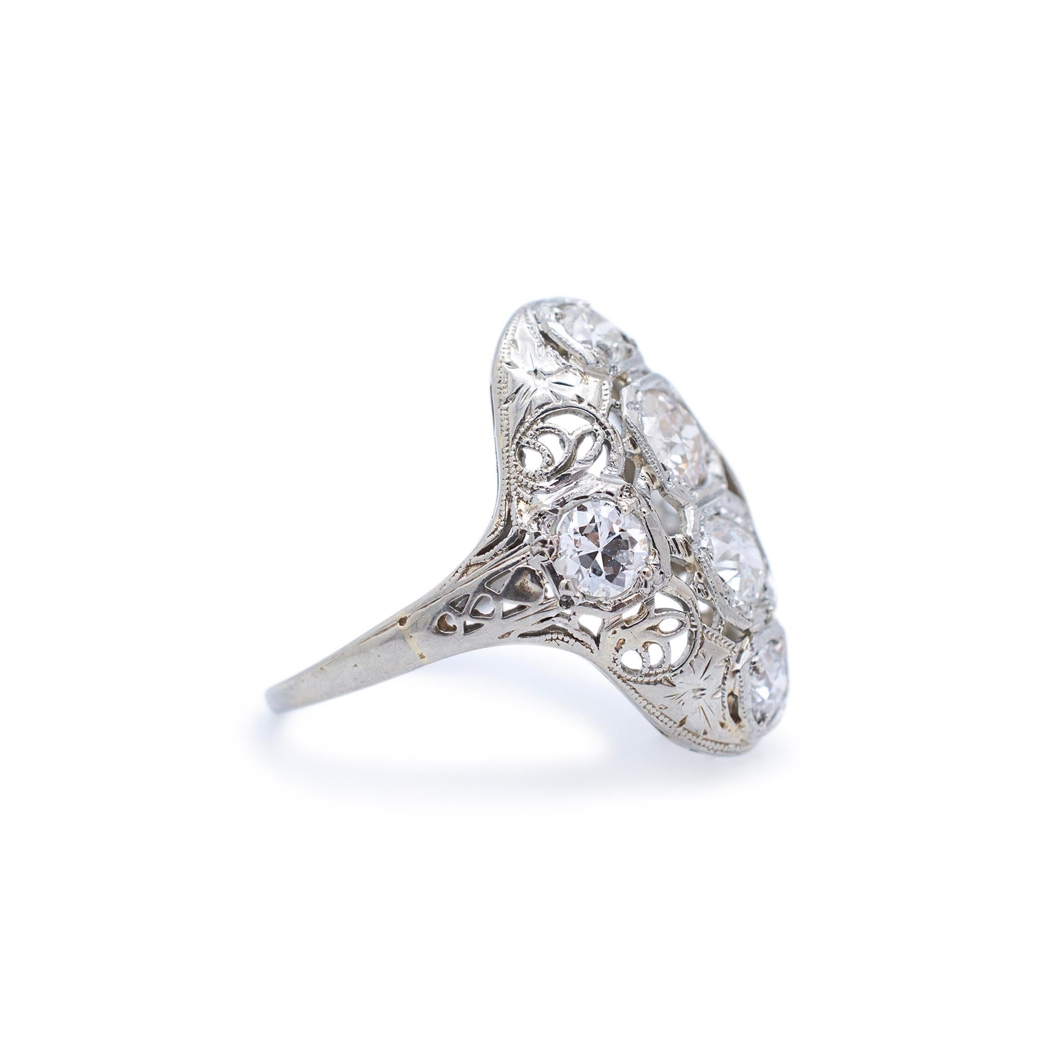 Antiker filigraner Art-Déco-Cocktailring aus 18 Karat Weißgold mit Diamanten im alteuropäischen Schliff (Art déco)