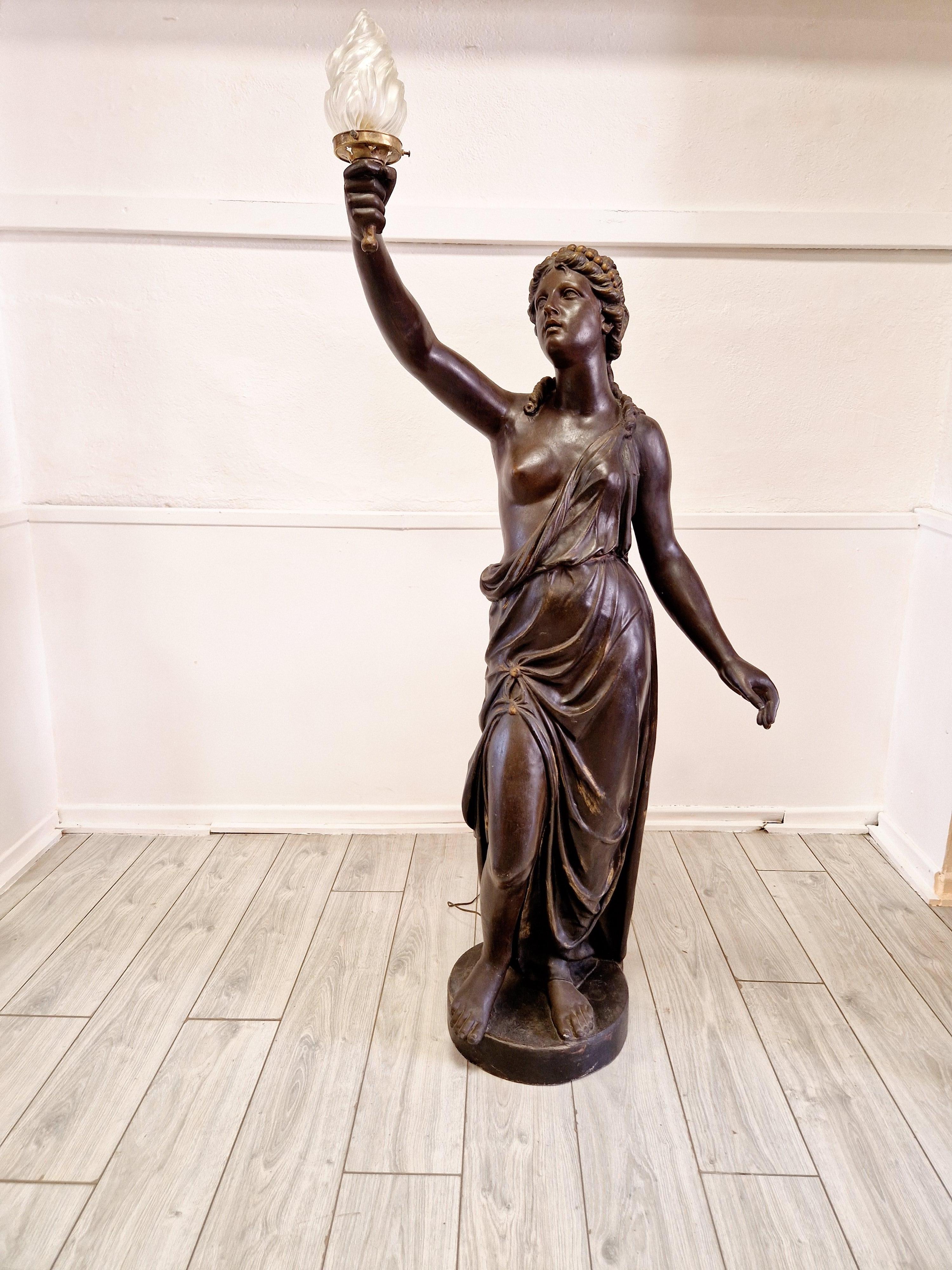 Diese lebensgroße Liberty-Stehlampe wurde Anfang 1900 hergestellt und ist eine echte Antiquität, die einen Einblick in die Grandeur des Art Déco/Jugendstils bietet. Mit ihrem eleganten Flammenschirm und der antik-schwarzen Oberfläche versprüht sie