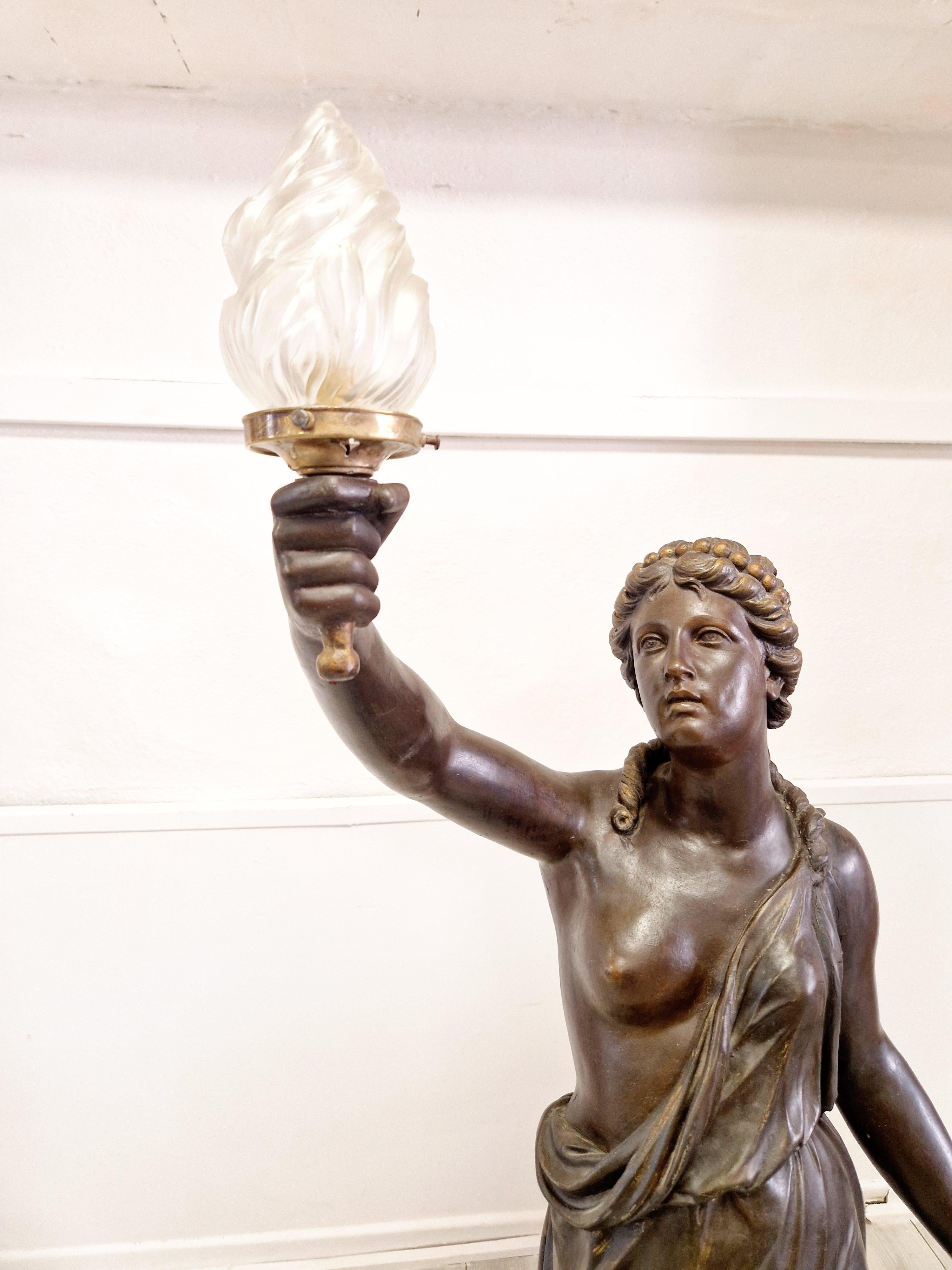 Antike Art Deco Stehlampe Lebensgröße weibliche Skulptur (Art déco) im Angebot