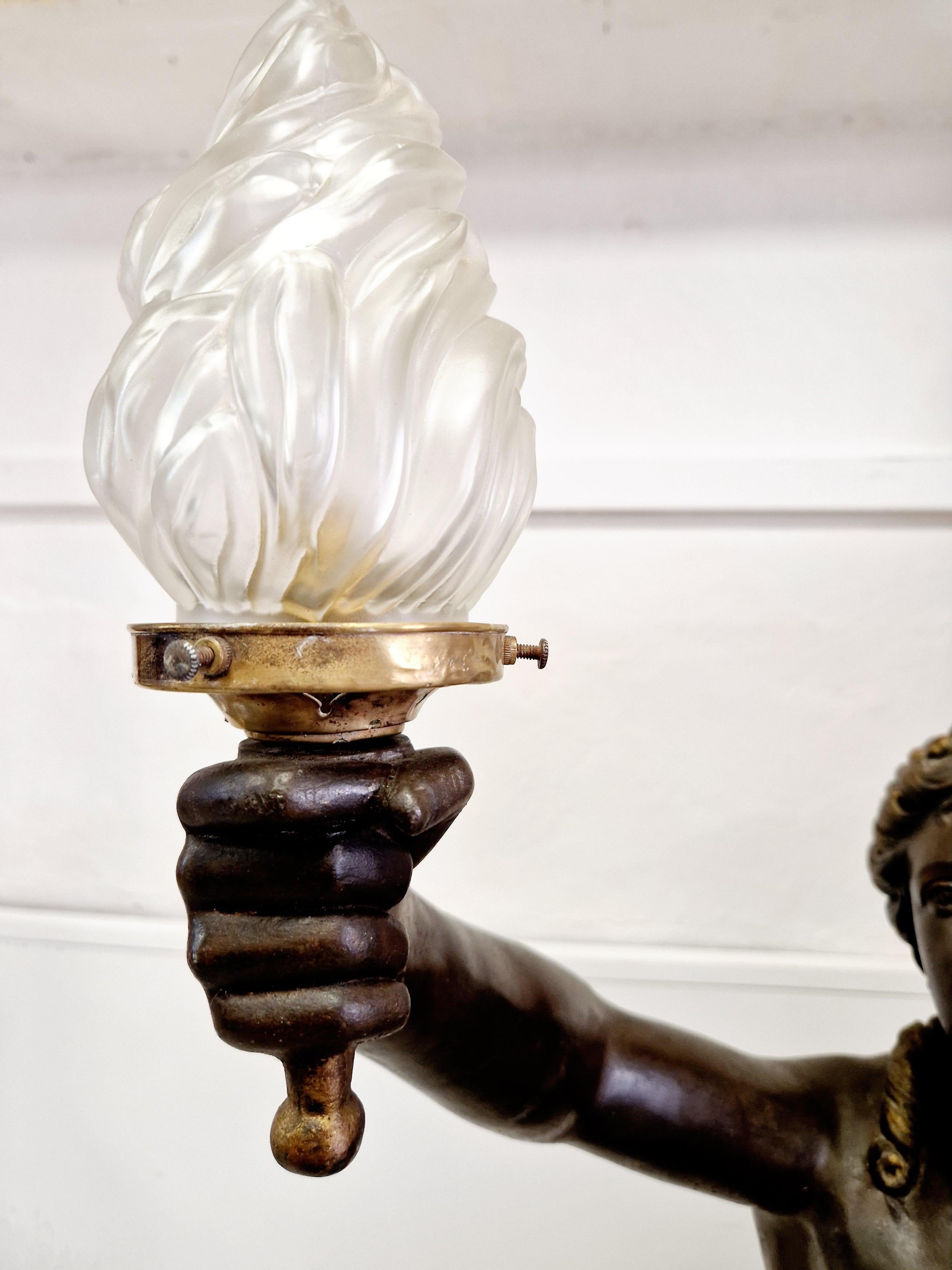 Antike Art Deco Stehlampe Lebensgröße weibliche Skulptur im Angebot 1