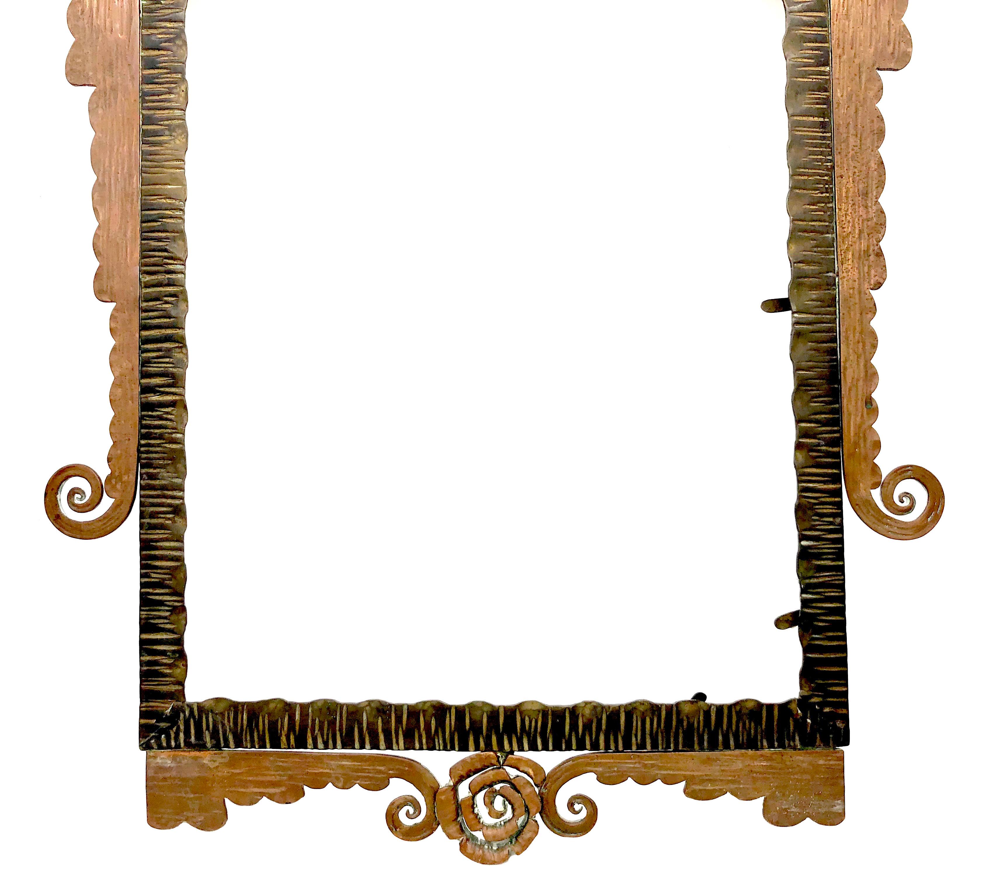 Antiker Art-Déco-Spiegelrahmen mit geschmiedeten Eisen- und geschmiedeten Kupferblumen und Blumen, Bilderrahmen (Geschmiedet) im Angebot