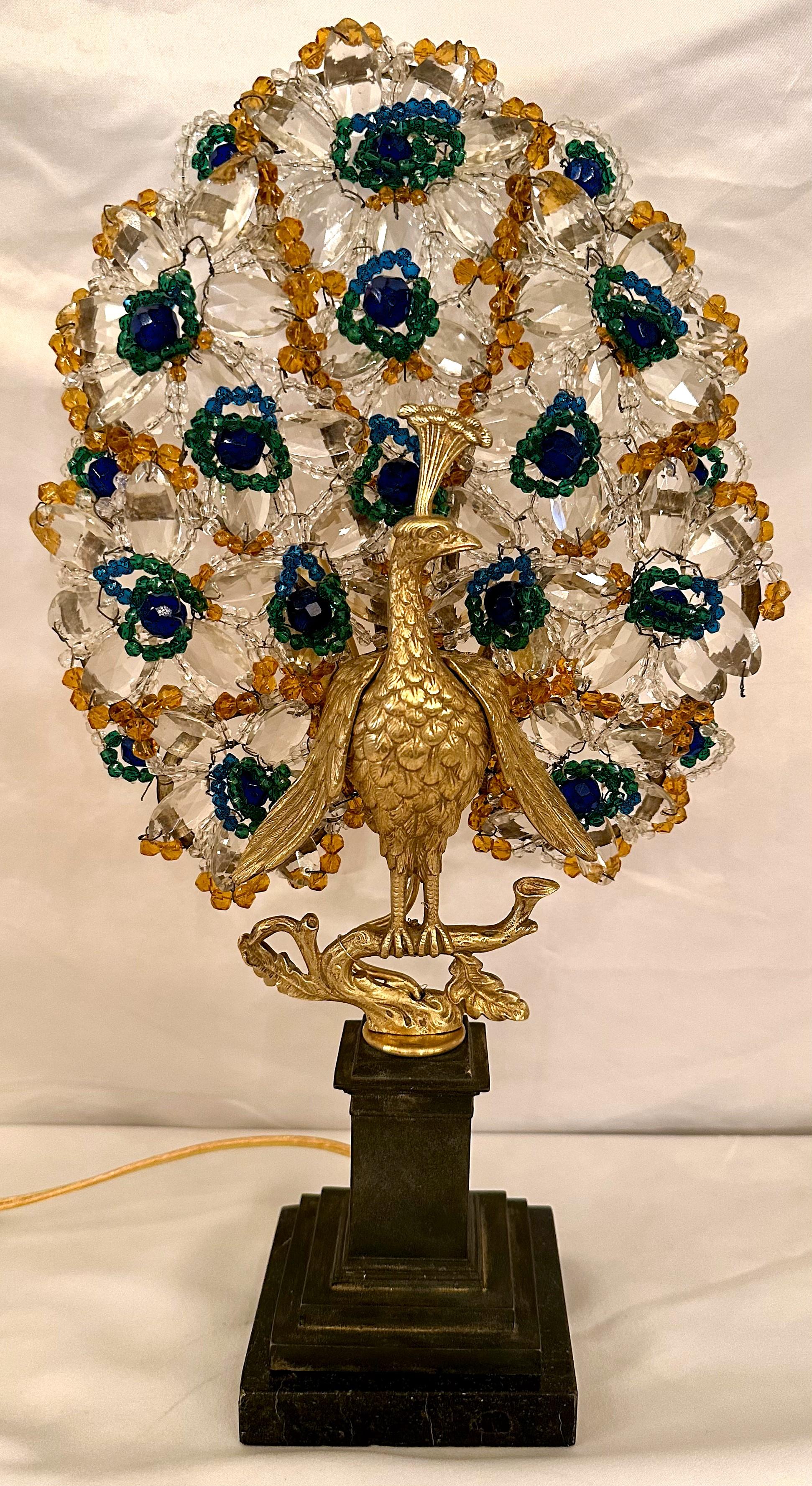 Antigua lámpara Art Decó francesa de bronce dorado y pavo real de cuentas de colores sobre base de mármol, Circa 1910-1920.
El pequeño tamaño es lo que hace que esta dulce lámpara antigua sea tan única.  Encajaría perfectamente en una mesilla de