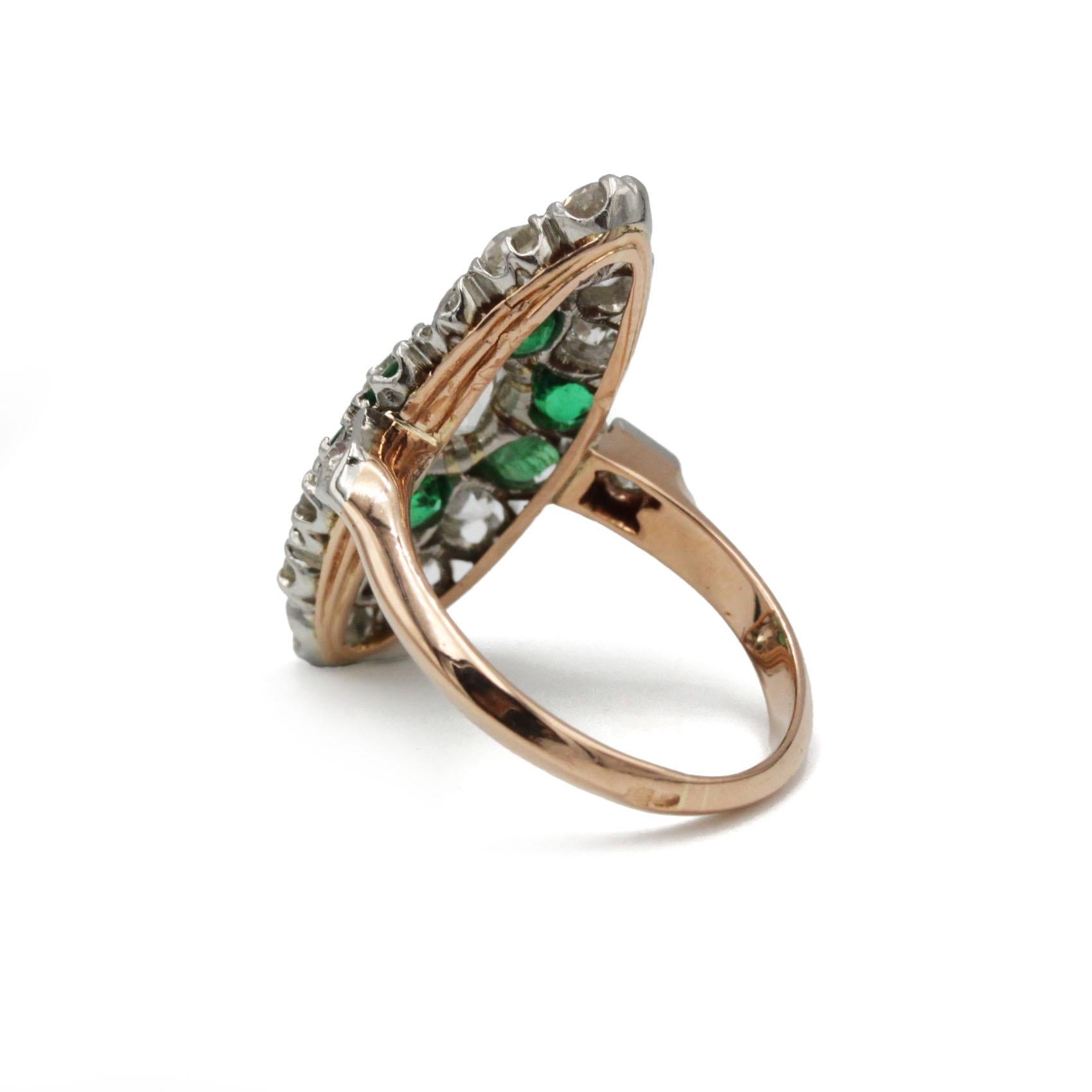 Antiguo Anillo Art Déco Francés Marquesa Esmeraldas y Diamantes, oro de 18 quilates y platino en Bueno estado para la venta en MONTMORENCY, FR