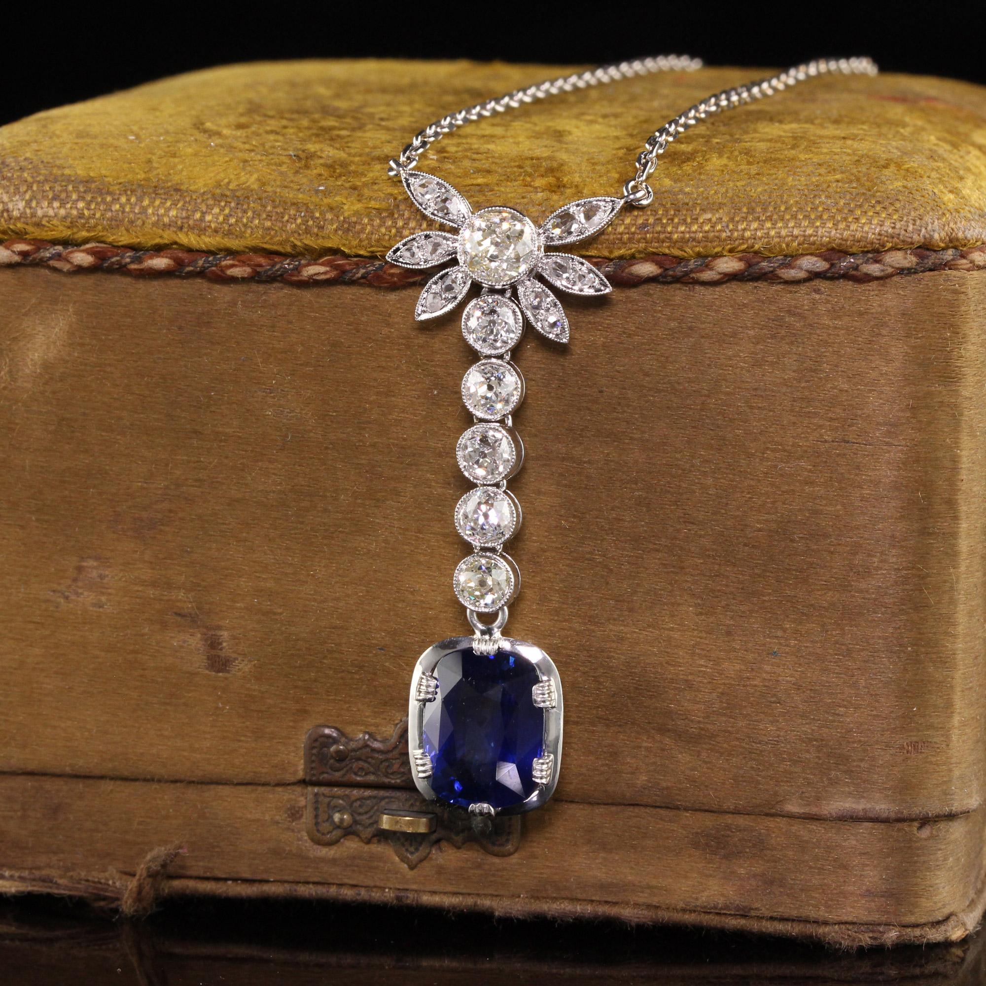 Schöne antike Art Deco Französisch Platin Old Euro Diamant und Saphir Tropfen Halskette. Diese unglaubliche Halskette ist aus Platin gefertigt. Der Anhänger Halskette hat schöne alte europäische geschliffene Diamanten auf sie mit einem großen