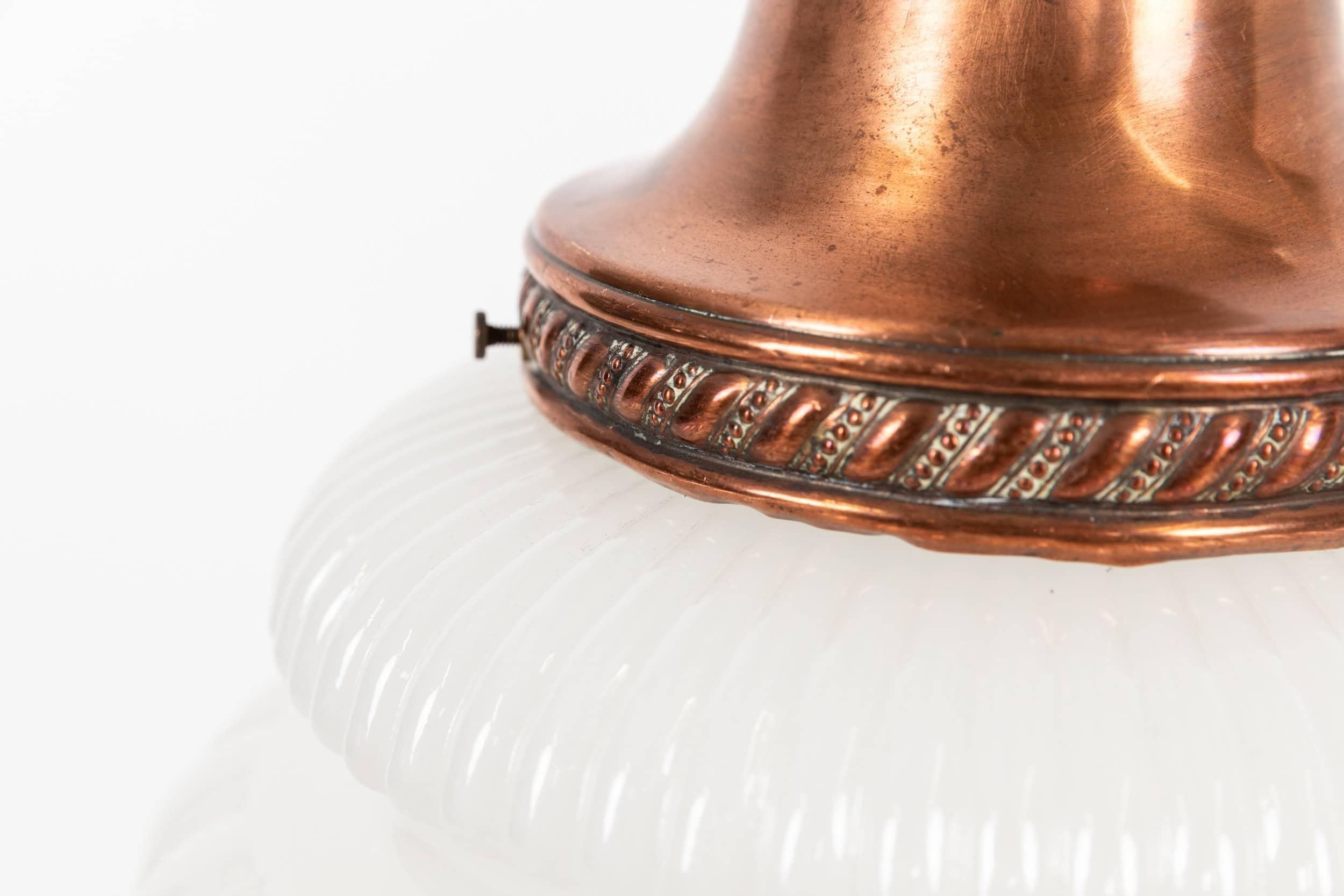 

Un'elegantissima lampada a sospensione in vetro realizzata in Inghilterra da General Electric Company (GEC) nel 1920 circa.

Paralume in vetro di pietra di luna molto resistente di forma pressata, con la sua galleria decorativa originale in rame.