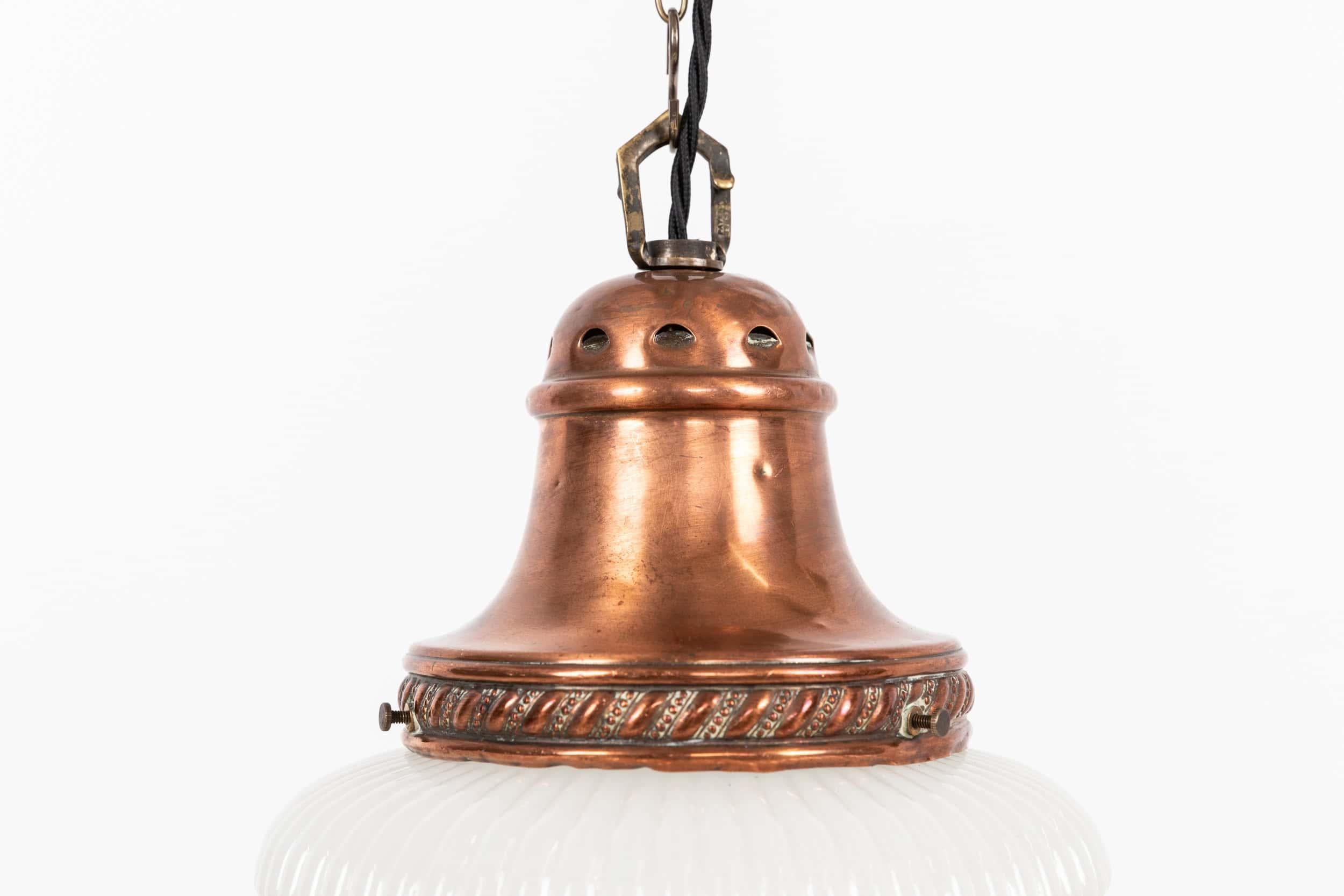 Inglese Lampada a sospensione in vetro opalino per farmacia GEC in pietra di luna, C.C. 1920 in vendita