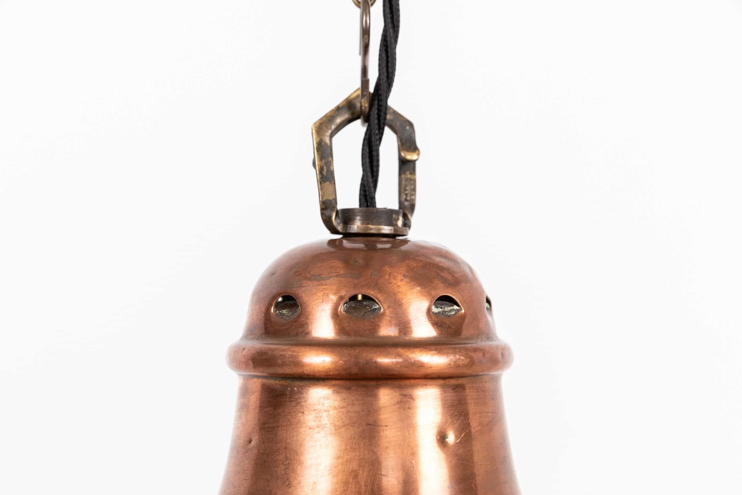 Pressato Lampada a sospensione in vetro opalino per farmacia GEC in pietra di luna, C.C. 1920 in vendita