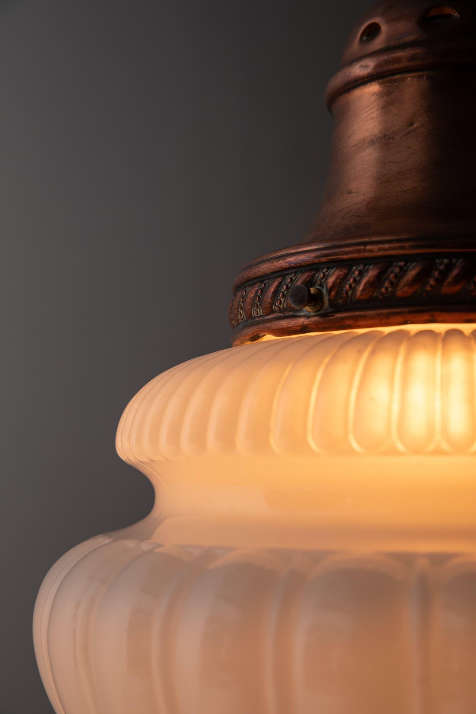 Inizio XX secolo Lampada a sospensione in vetro opalino per farmacia GEC in pietra di luna, C.C. 1920 in vendita