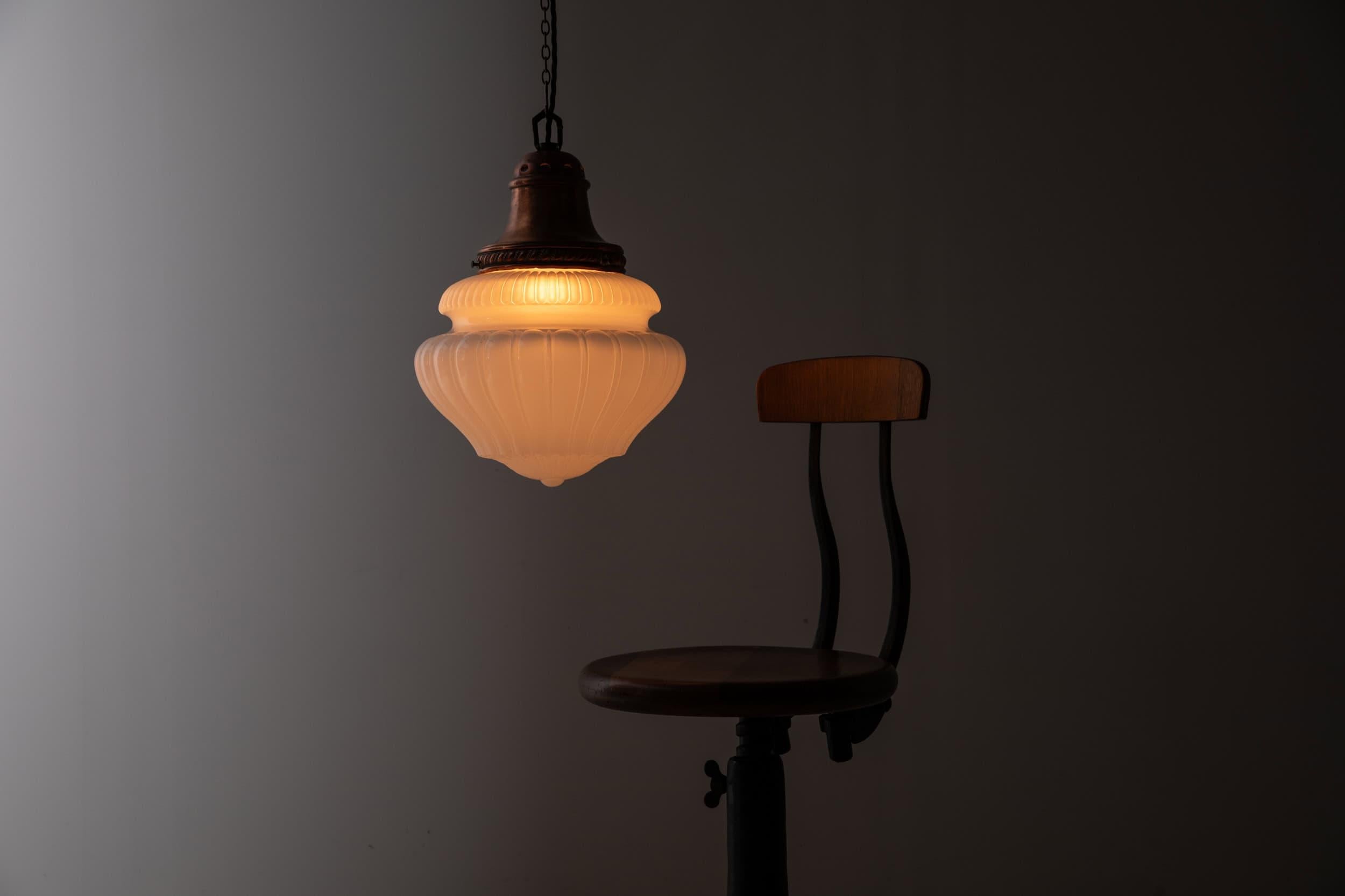 Rame Lampada a sospensione in vetro opalino per farmacia GEC in pietra di luna, C.C. 1920 in vendita