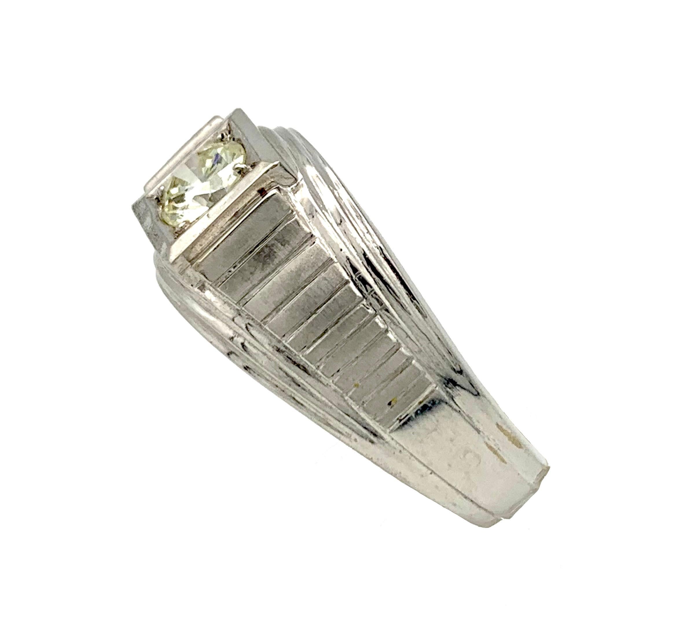Antique Art Deco Gents 14 Karat White Gold 0.50 Brilliant Cut Diamond Ring  In Good Condition For Sale In Munich, Bavaria