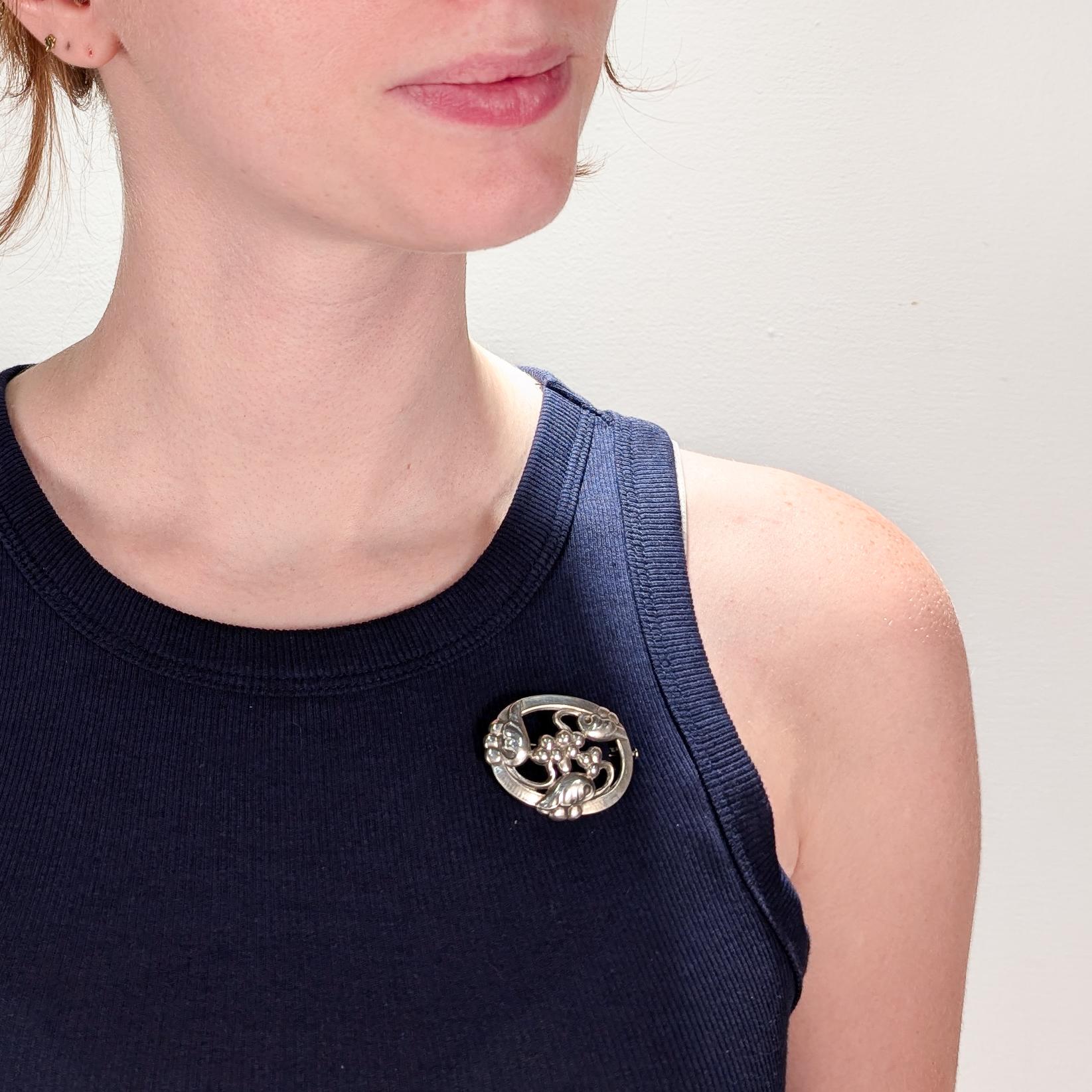 Broche ou épingle ancienne en argent sterling de Georg Jensen.

Numéro de modèle 101  - Raisins au clair de lune
