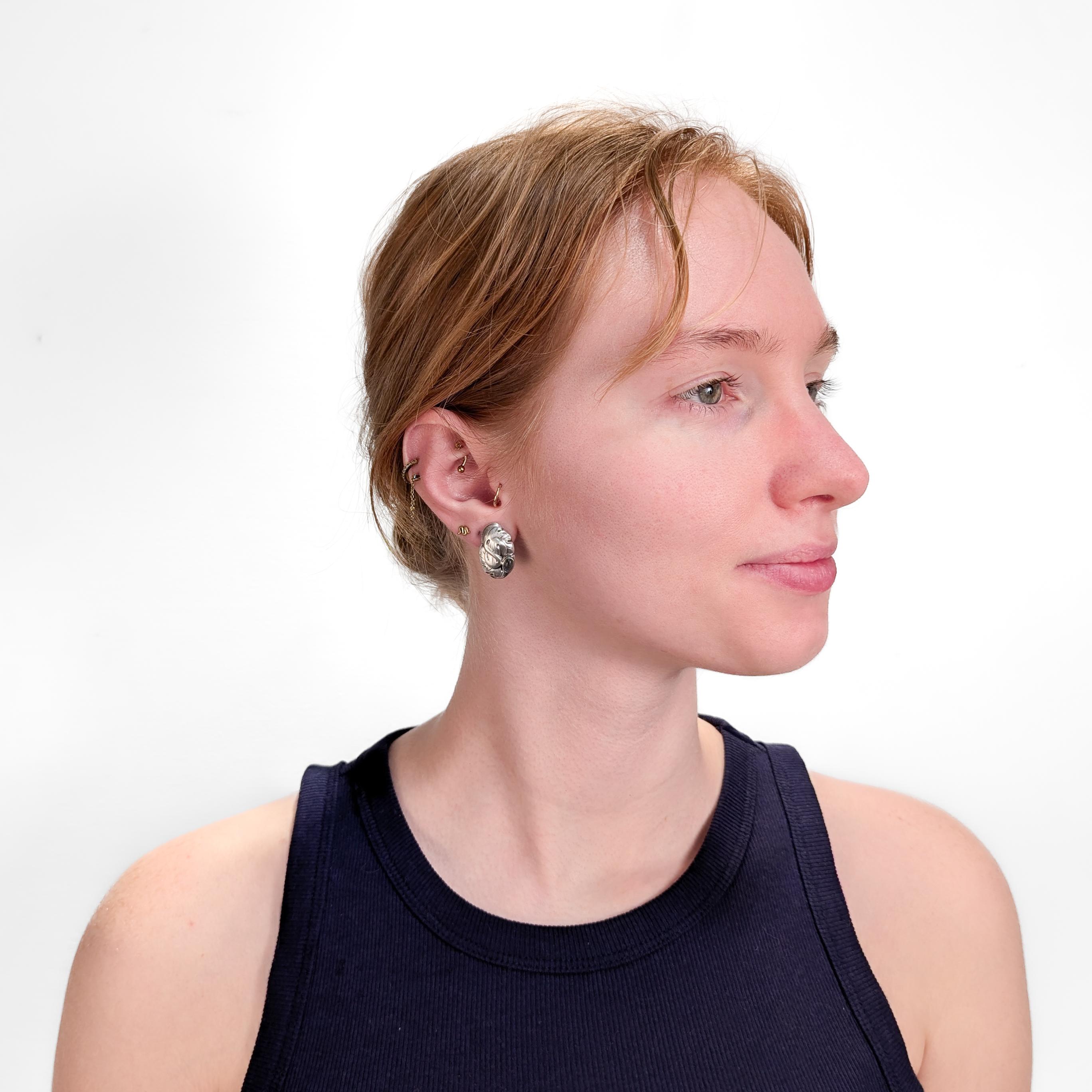 Une belle paire de boucles d'oreilles signées Danish Art Deco.

Par Georg Jensen.

En argent sterling.

Motif n° 61.

Chacune est ornée d'un motif de feuille et d'un cabochon de pierre de lune serti en chaton.

Le verso de chacun d'entre eux est