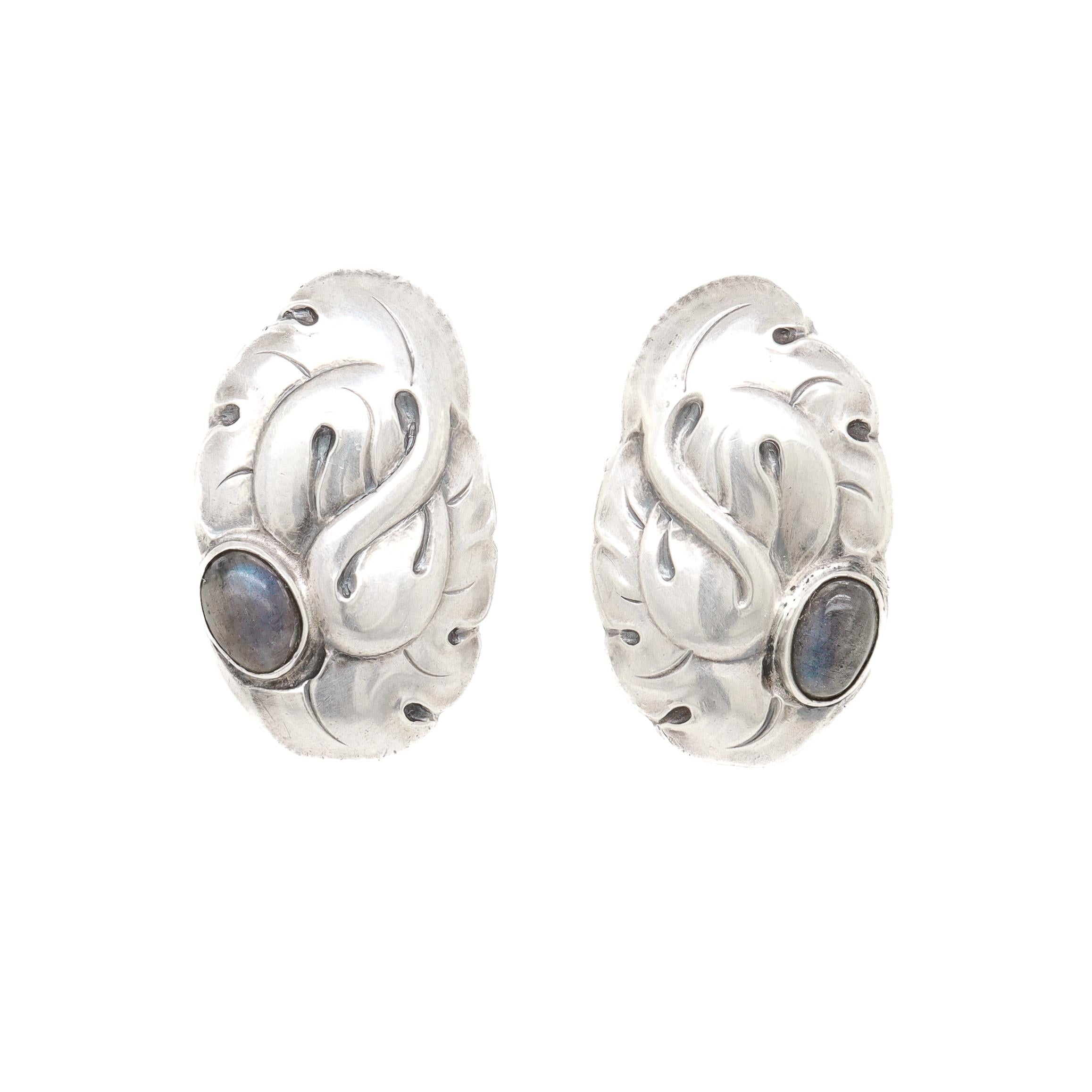 Antiquité Art Déco Georg Jensen No. 61 Boucles d'oreilles à vis avec pierres de lune Bon état - En vente à Philadelphia, PA