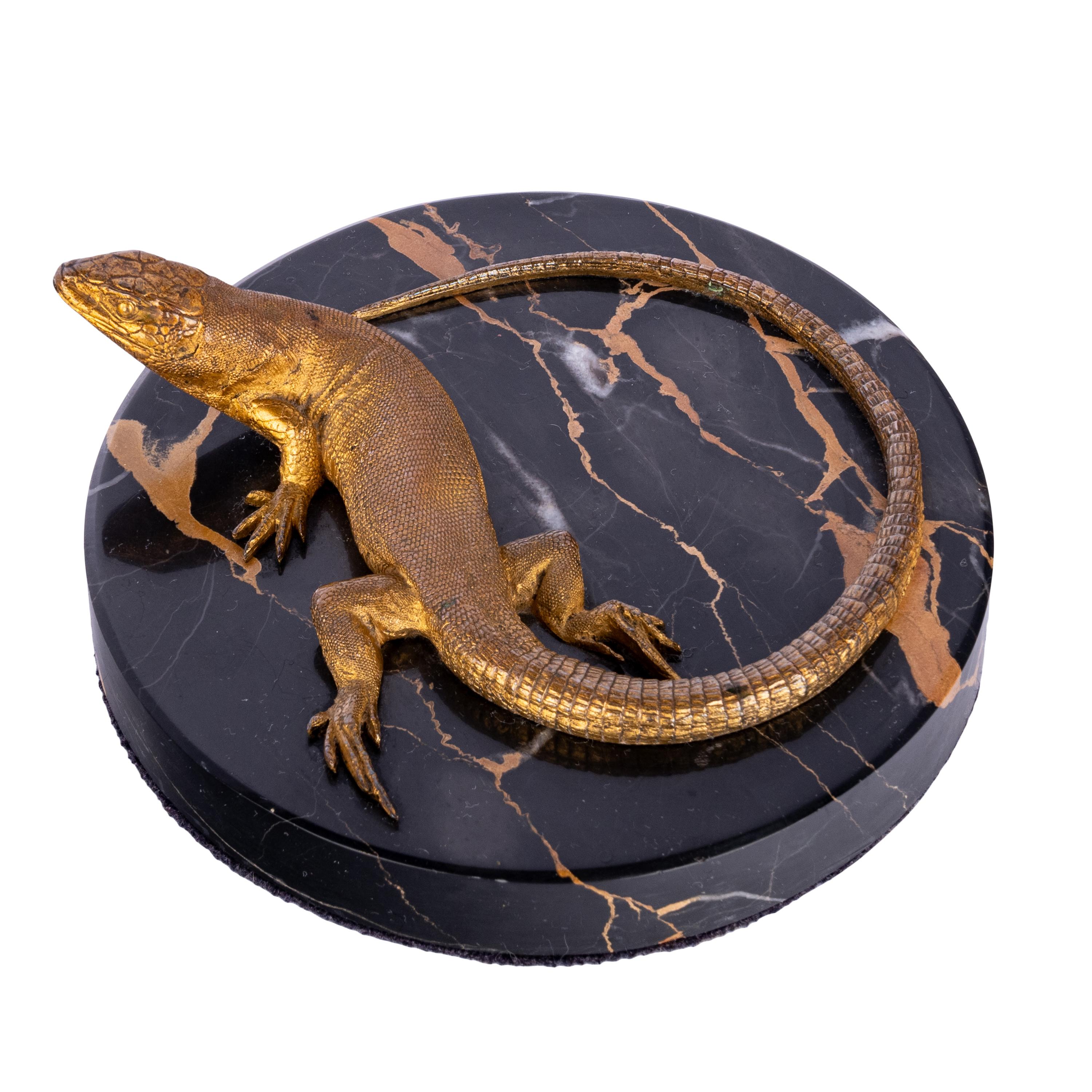 Ornement de bureau Animalier en marbre Nero Antiques et bronze doré, représentant un lézard, France, vers 1920.
Le bronze est magnifiquement modelé de façon réaliste comme un lézard, le lézard est coulé par la méthode de la cire perdue et est