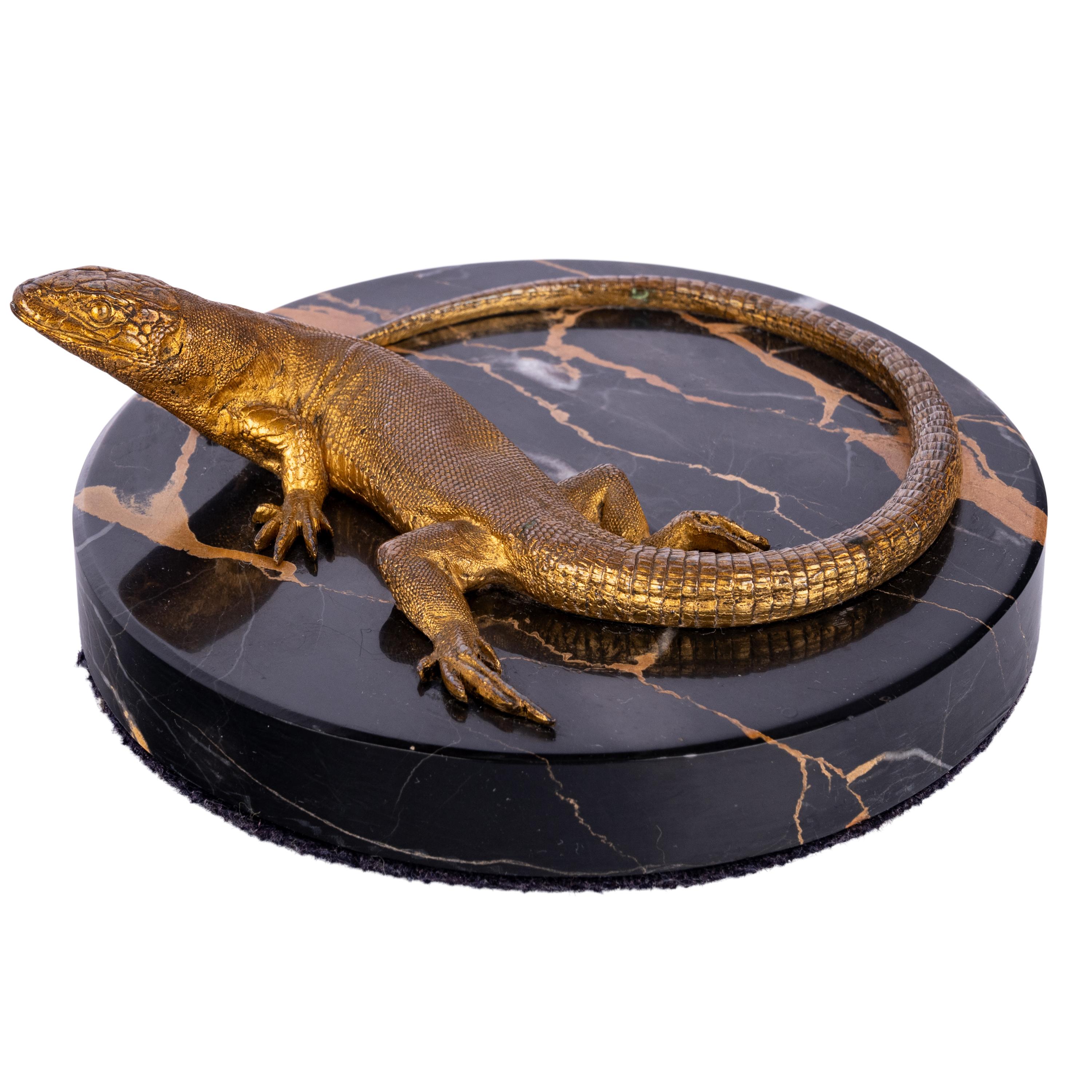 Français Presse-papiers d'antiquités Art déco en bronze doré, marbre Portoro et statue de lézard