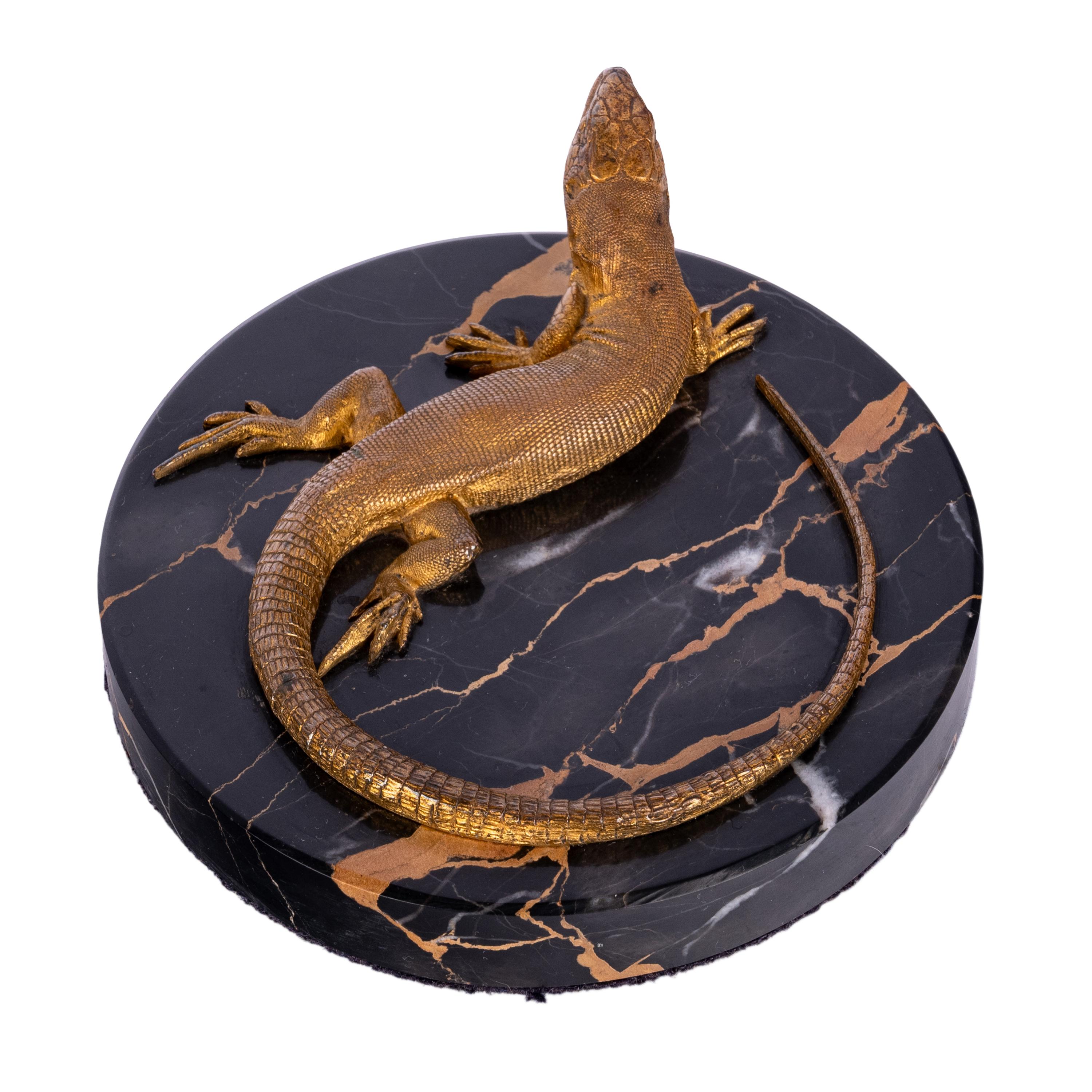 Doré Presse-papiers d'antiquités Art déco en bronze doré, marbre Portoro et statue de lézard