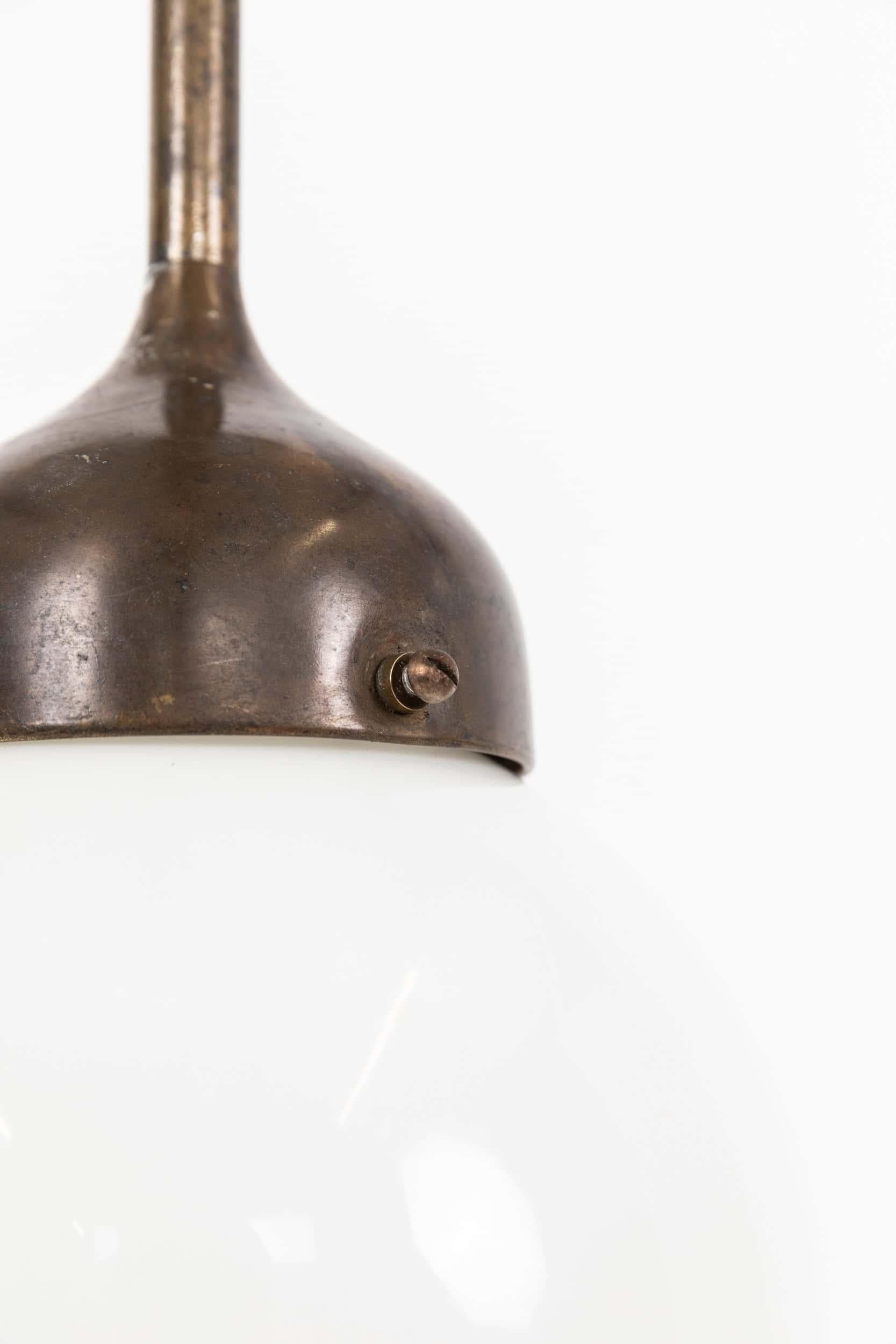 Anglais Antique lampe pendante en verre opalin rond de style Art déco sur pied en laiton, C.1930 en vente