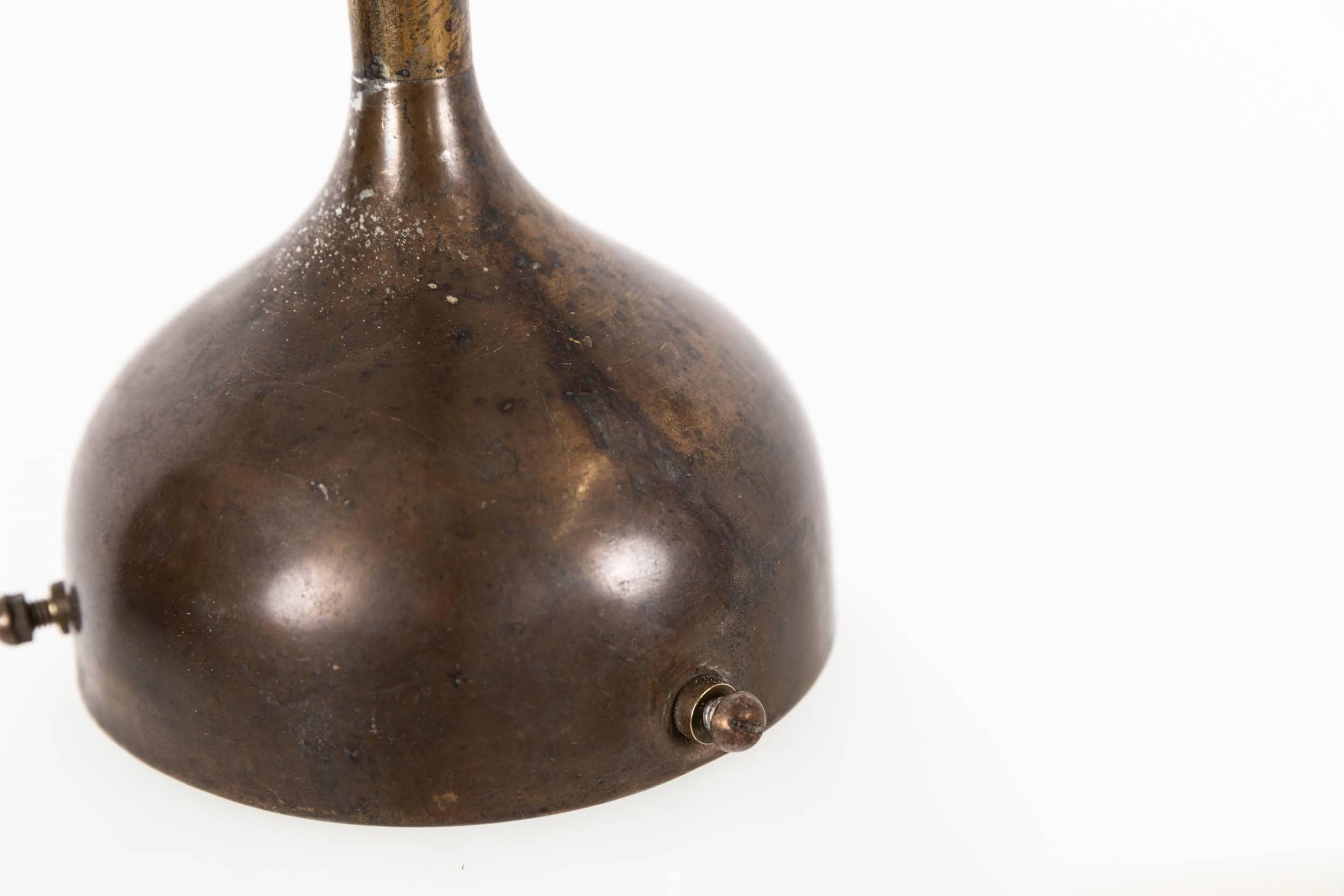 Pressé Antique lampe pendante en verre opalin rond de style Art déco sur pied en laiton, C.1930 en vente