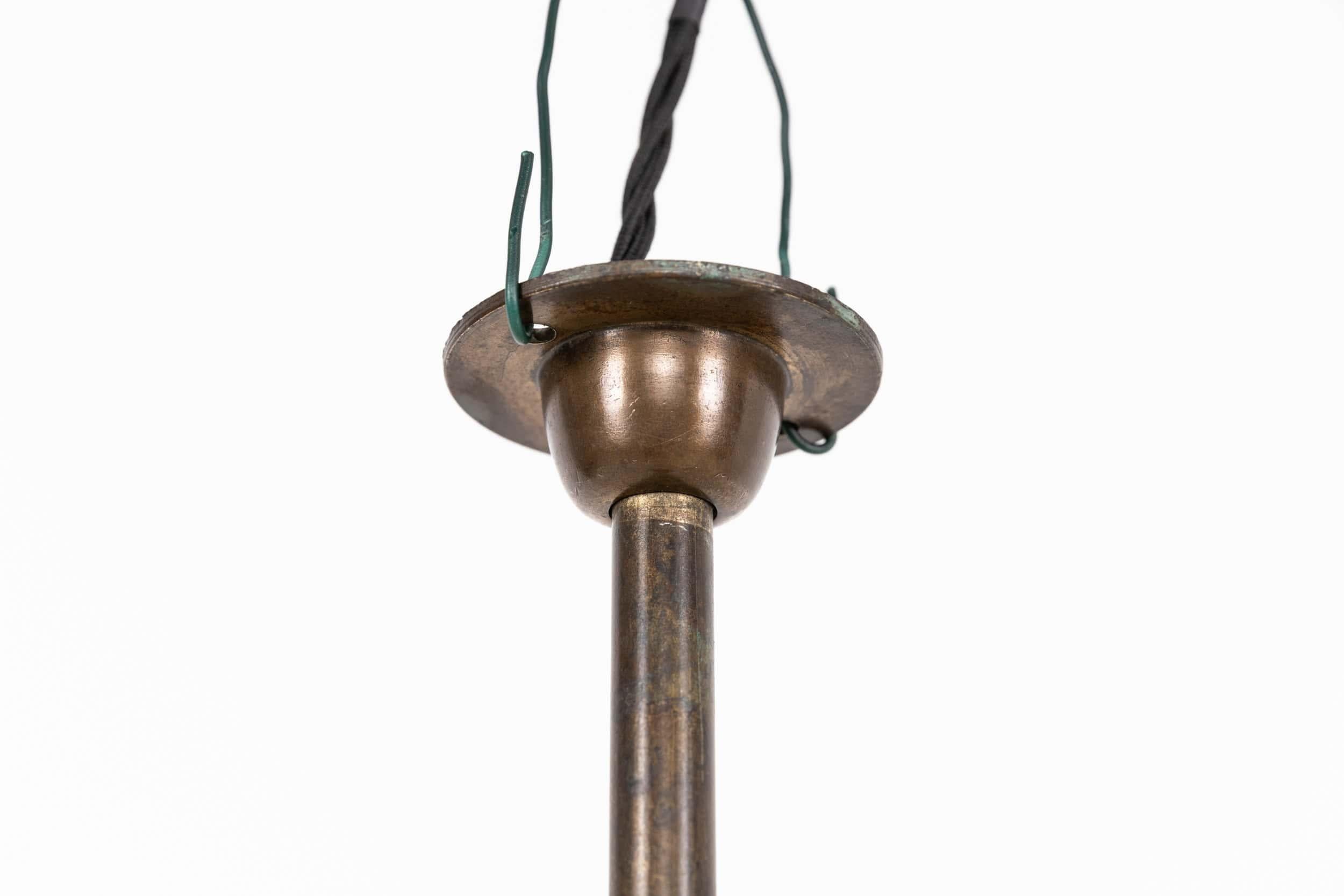 Antique lampe pendante en verre opalin rond de style Art déco sur pied en laiton, C.1930 État moyen - En vente à London, GB