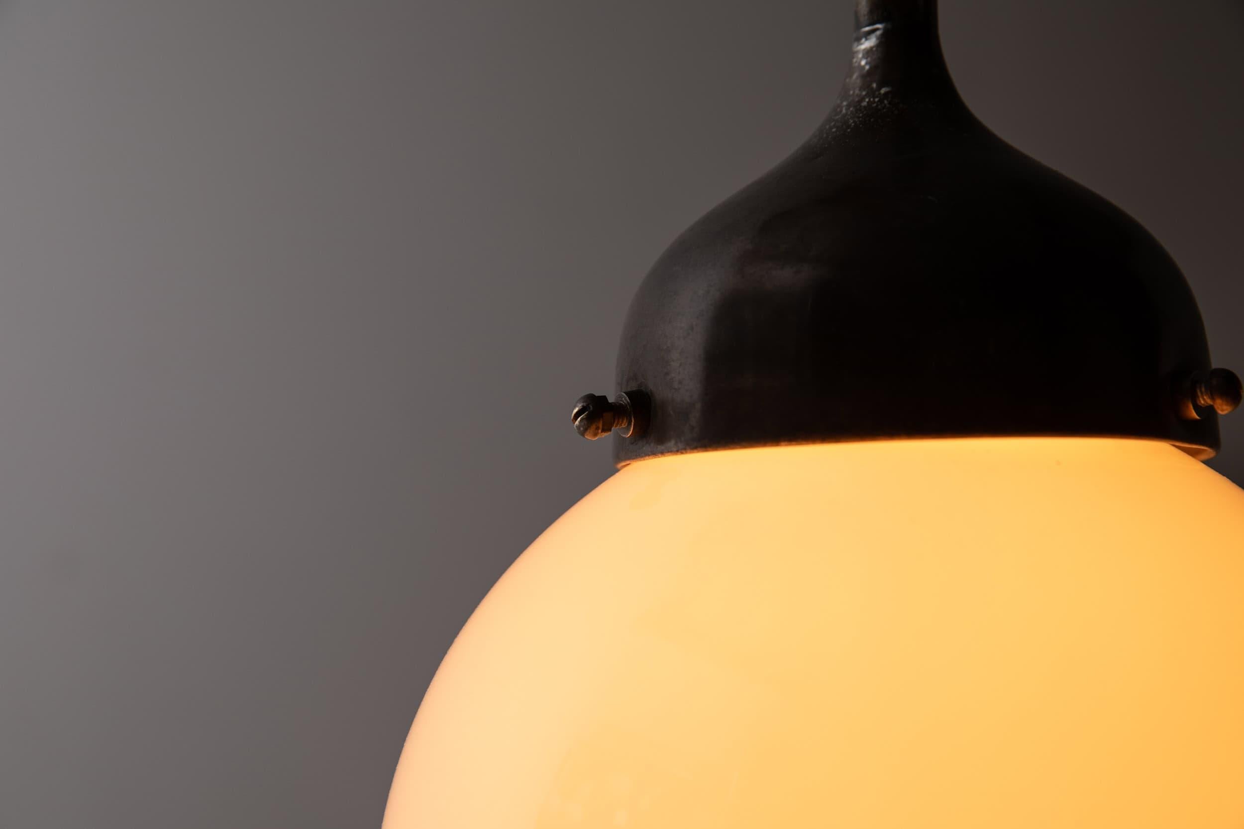 Cuivre Antique lampe pendante en verre opalin rond de style Art déco sur pied en laiton, C.1930 en vente