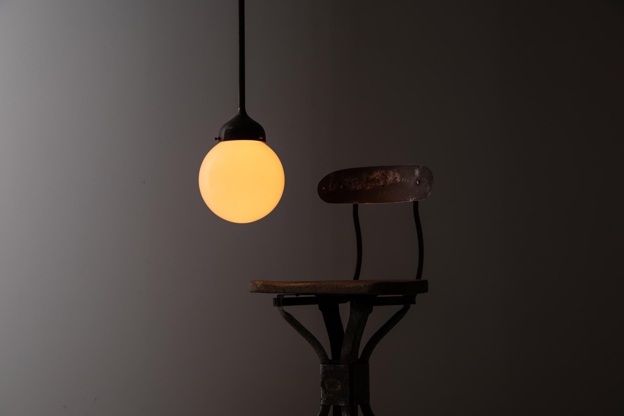 Antique lampe pendante en verre opalin rond de style Art déco sur pied en laiton, C.1930 en vente 1
