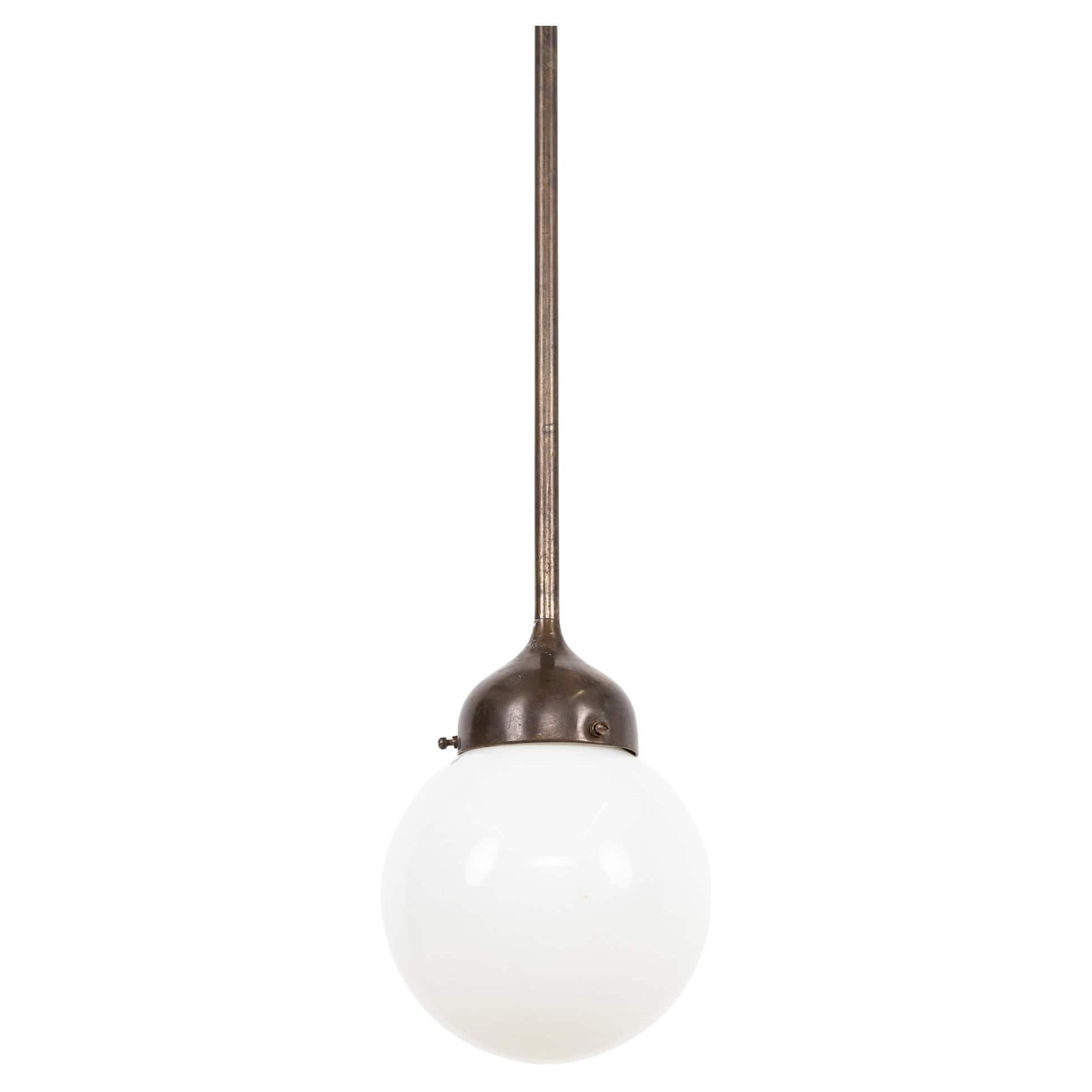 Antique lampe pendante en verre opalin rond de style Art déco sur pied en laiton, C.1930