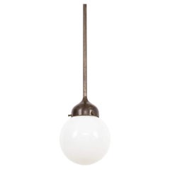 Antique lampe pendante en verre opalin rond de style Art déco sur pied en laiton, C.1930