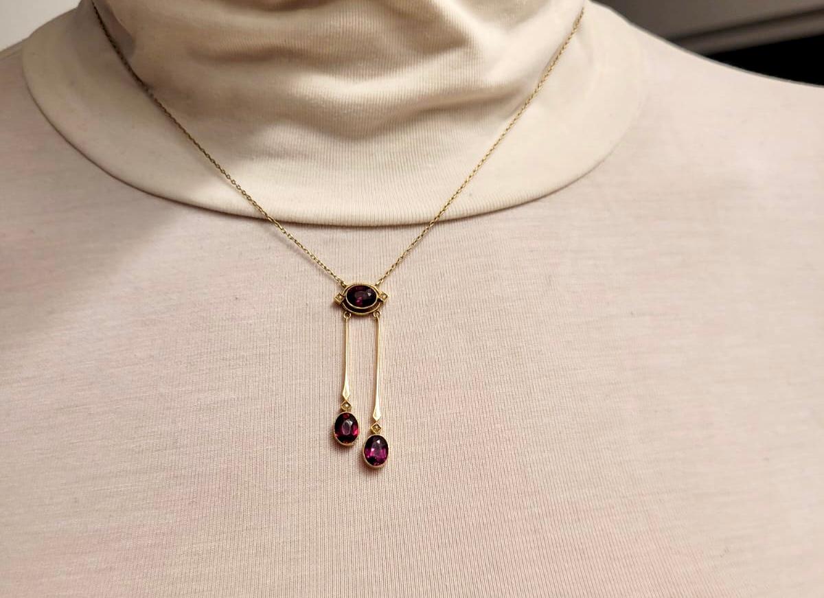 A former necklace made of 14-carat yellow gold and faceted pink-red garnets decorated with small natural pearls.

Necklace made in the geometric Art Deco style of the first half of the 20th century (1920s/1930s)

Very good condition

Item weight: