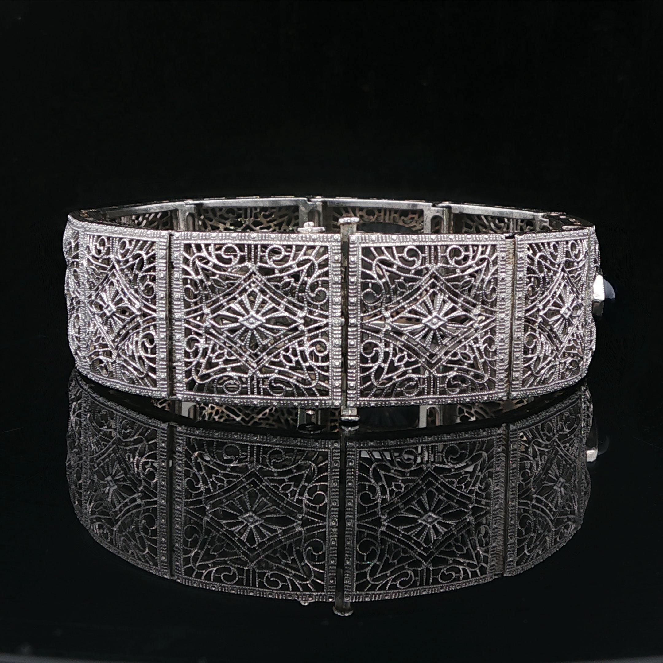 Taglio antico europeo Bracciale antico Art Deco in oro e platino con vetro canforato e diamanti in filigrana in vendita