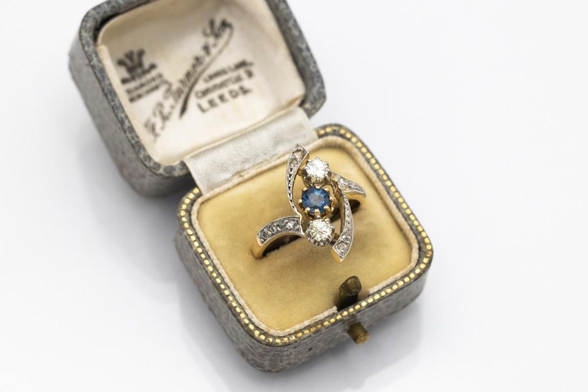 Art déco Bague ancienne en or Arte Antiques avec saphir et diamants, vers 1910. en vente
