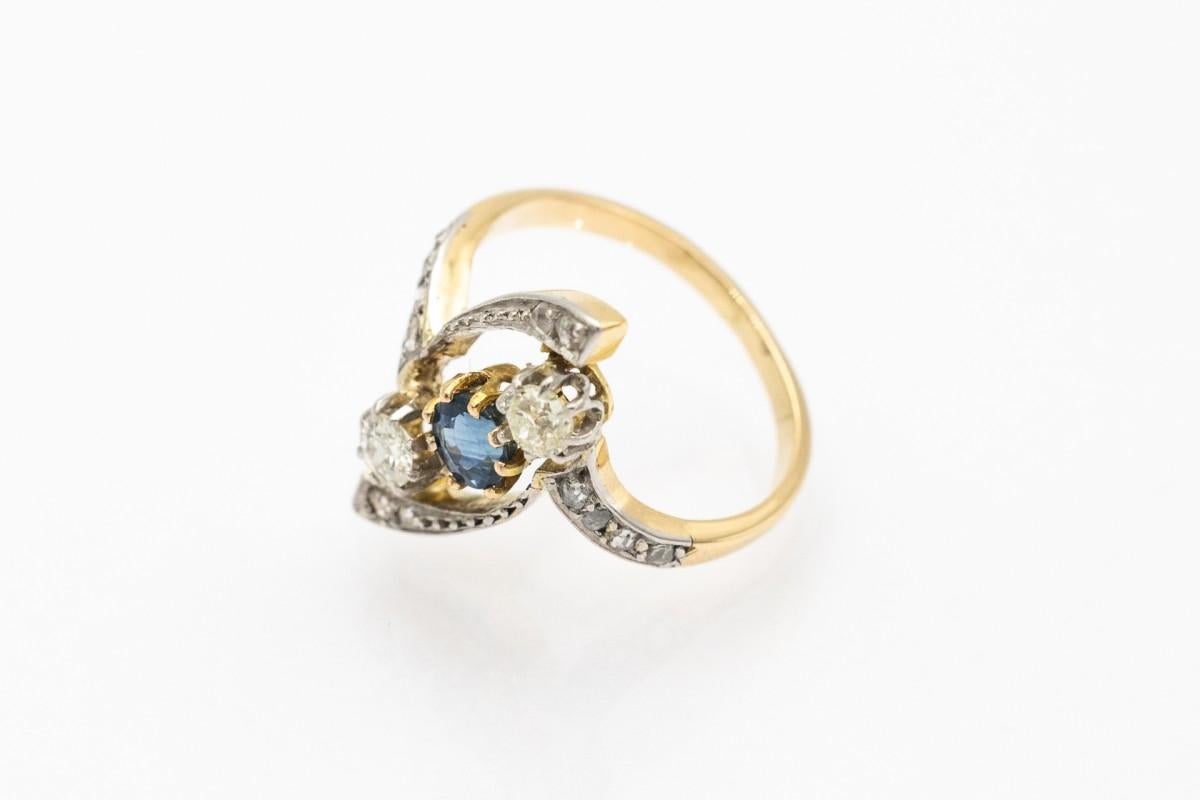 Bague ancienne en or Arte Antiques avec saphir et diamants, vers 1910. Bon état - En vente à Chorzów, PL