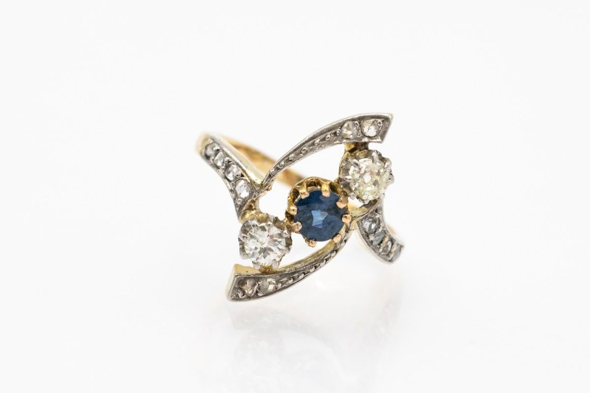 Bague ancienne en or Arte Antiques avec saphir et diamants, vers 1910. Unisexe en vente