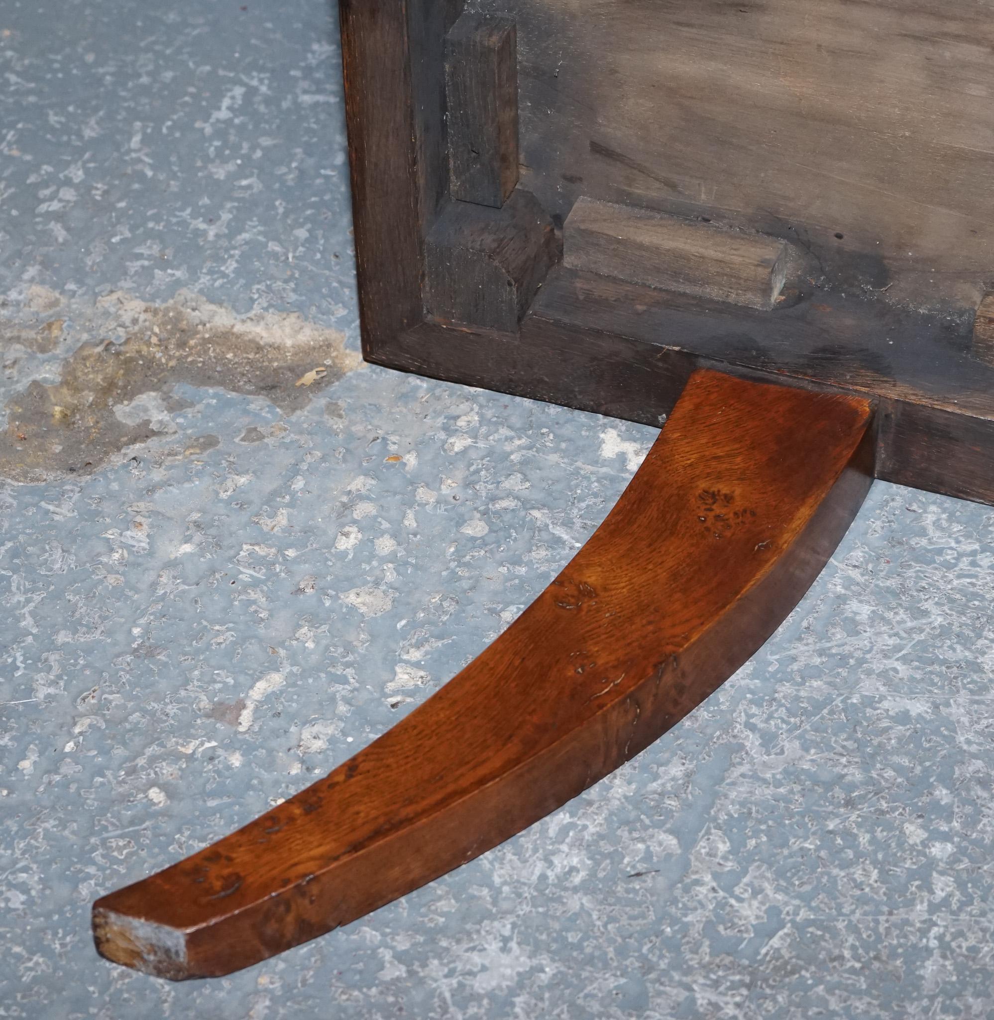 ANTIQUE ART DECO GOLDEN OAK COFFEE TABLE MAPPA BURL TRiM & SPLAYED LEGS im Angebot 4