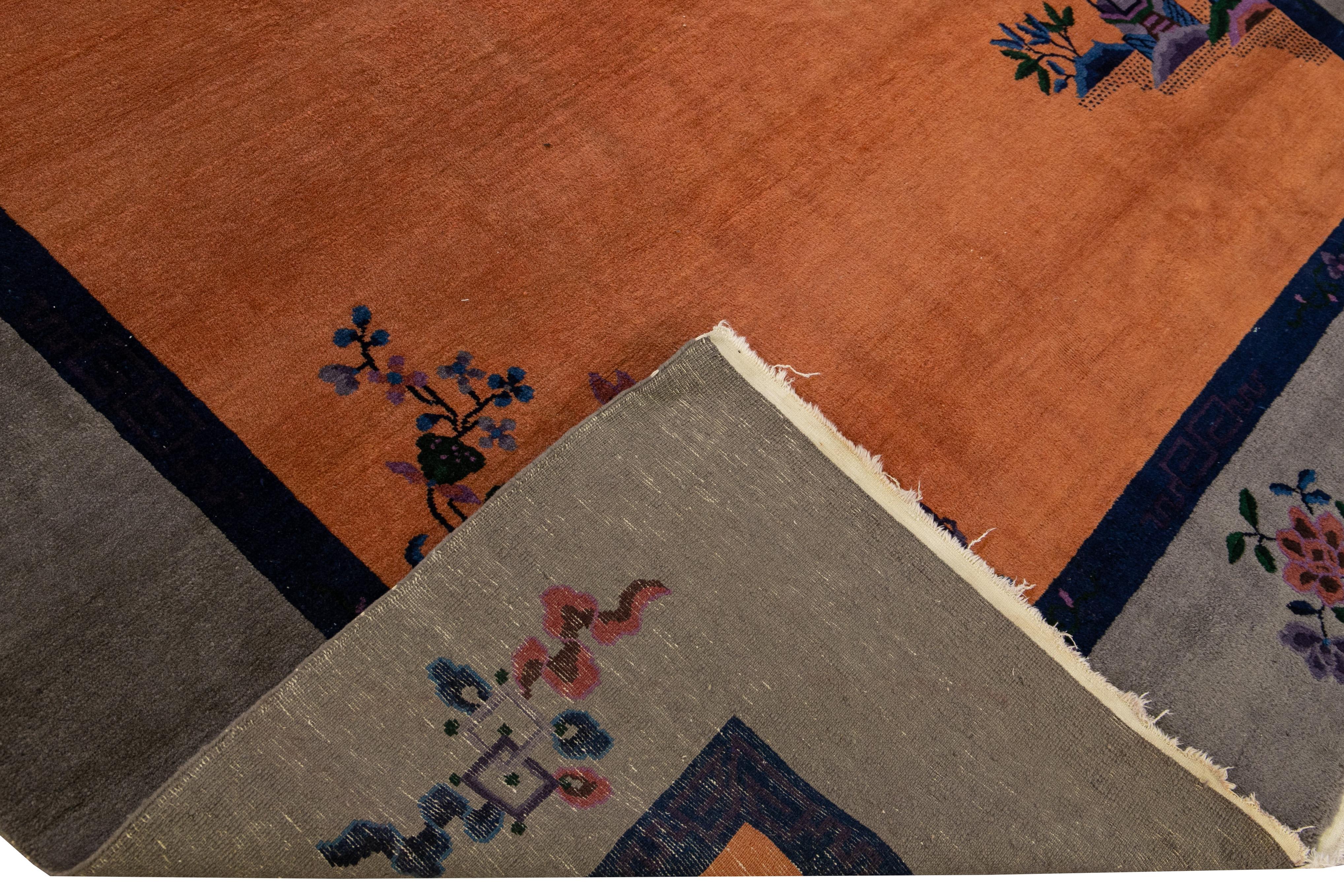 Schöner antiker chinesischer Art-Déco-Teppich aus handgeknüpfter Wolle mit einem hellbraunen Feld. Dieser chinesische Teppich hat einen grauen Rahmen, mehrfarbige Akzente und ein wunderschönes chinesisches Blumenmuster. 

Dieser Teppich misst: