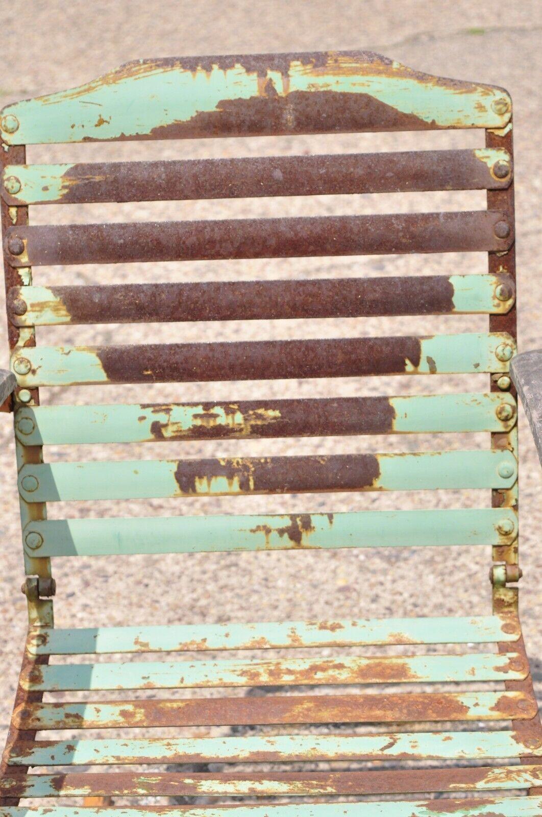 Paire de chaises longues d'extérieur en métal, en acier, peintes à l'aide d'une peinture à effet de détresse, de couleur verte, de style Art Deco ancien Abîmé - En vente à Philadelphia, PA
