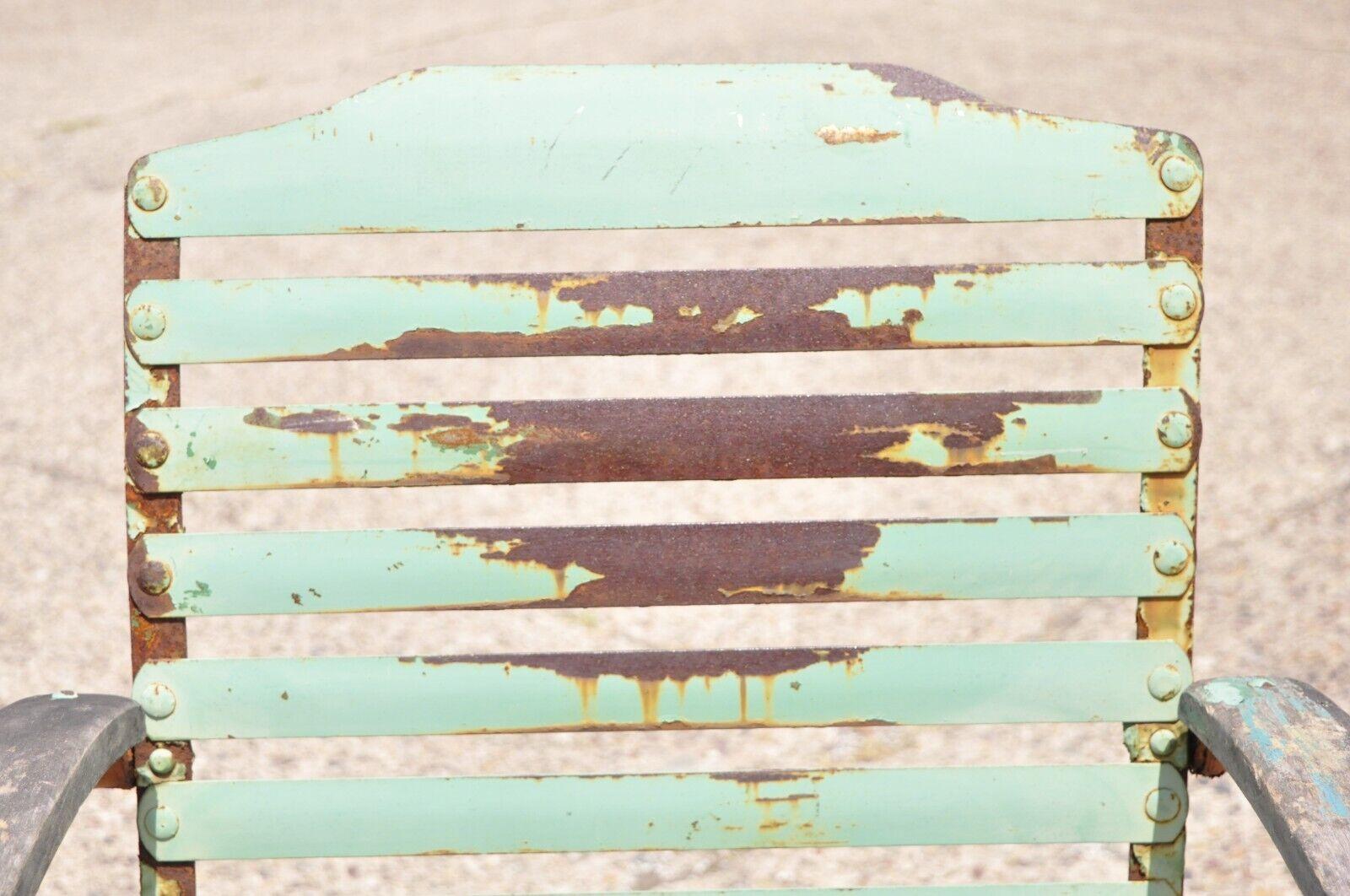 Paire de chaises longues d'extérieur en métal, en acier, peintes à l'aide d'une peinture à effet de détresse, de couleur verte, de style Art Deco ancien en vente 2