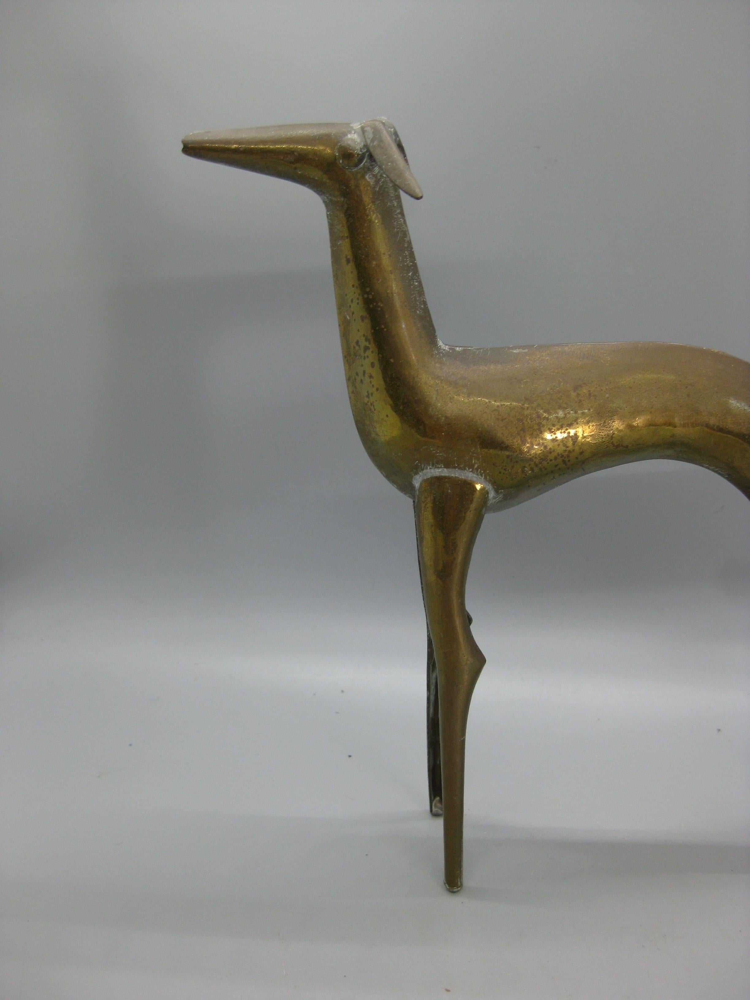 Ancienne figurine ou sculpture de chien Greyhound/Whippet en laiton creux Arte Antiques vers les années 1920-1930. Je ne suis pas en mesure de trouver une signature ou une marque de fabricant. Probablement fabriqué en Allemagne ou en France. Belle