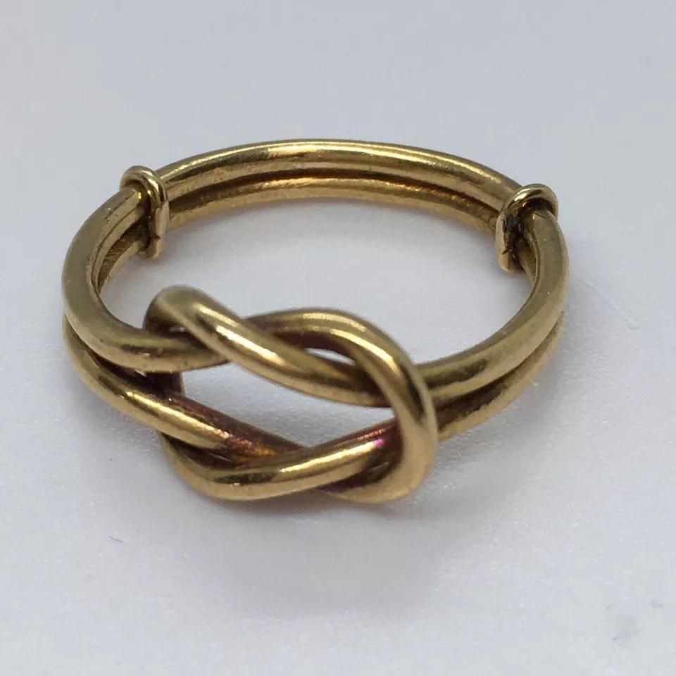 Antique Art Deco Gucci 18K Love Knot Ring 1930s 3.2 Gram Size 4.5 Hand Fabrication

This antique Gucci love knot ring is a stunning piece of art deco jewelry. Crafted with 18k yellow gold, this ring features a unique design that is both elegant and
