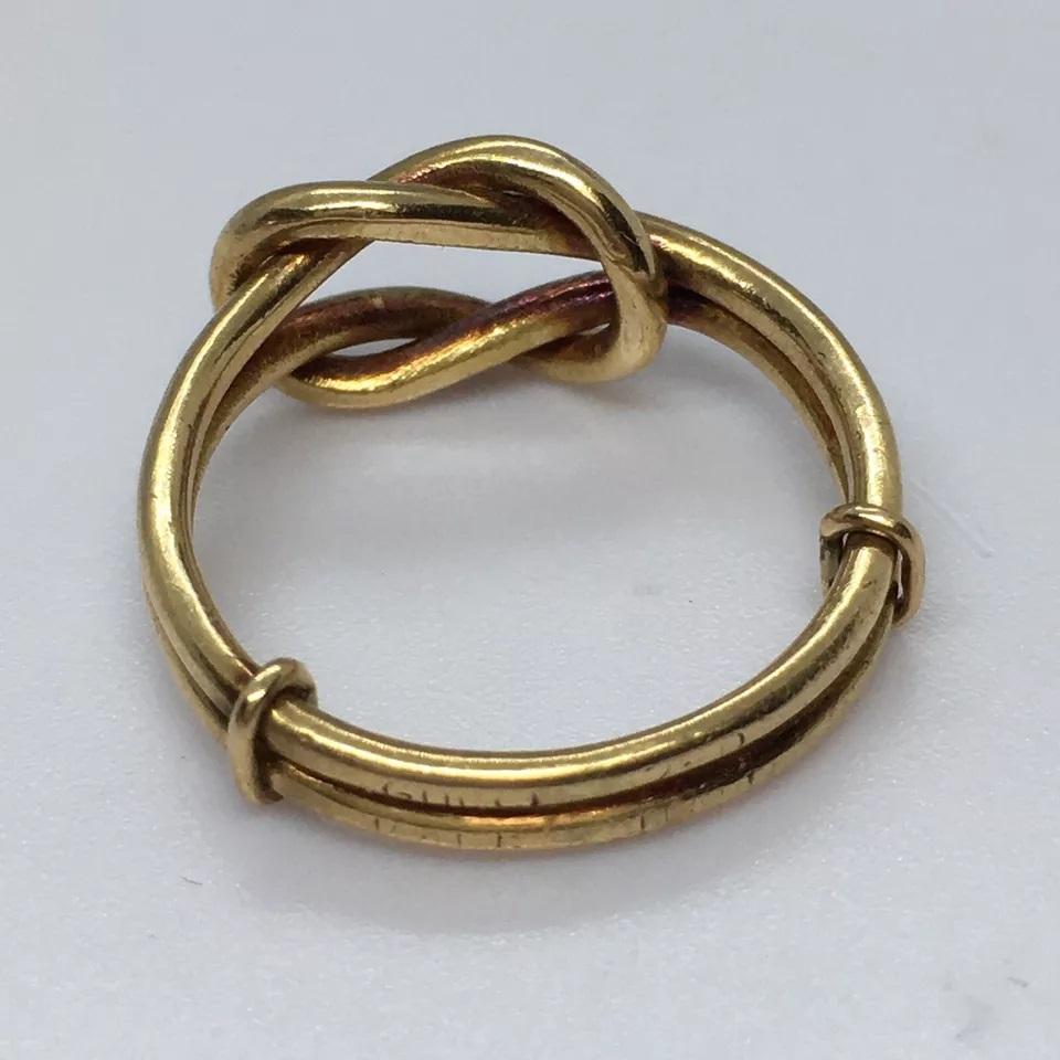 Women's or Men's Antique Art Deco Gucci 18K Love Knot Ring 1930s 3.2 Gram Size 4.5 Fabrication For Sale