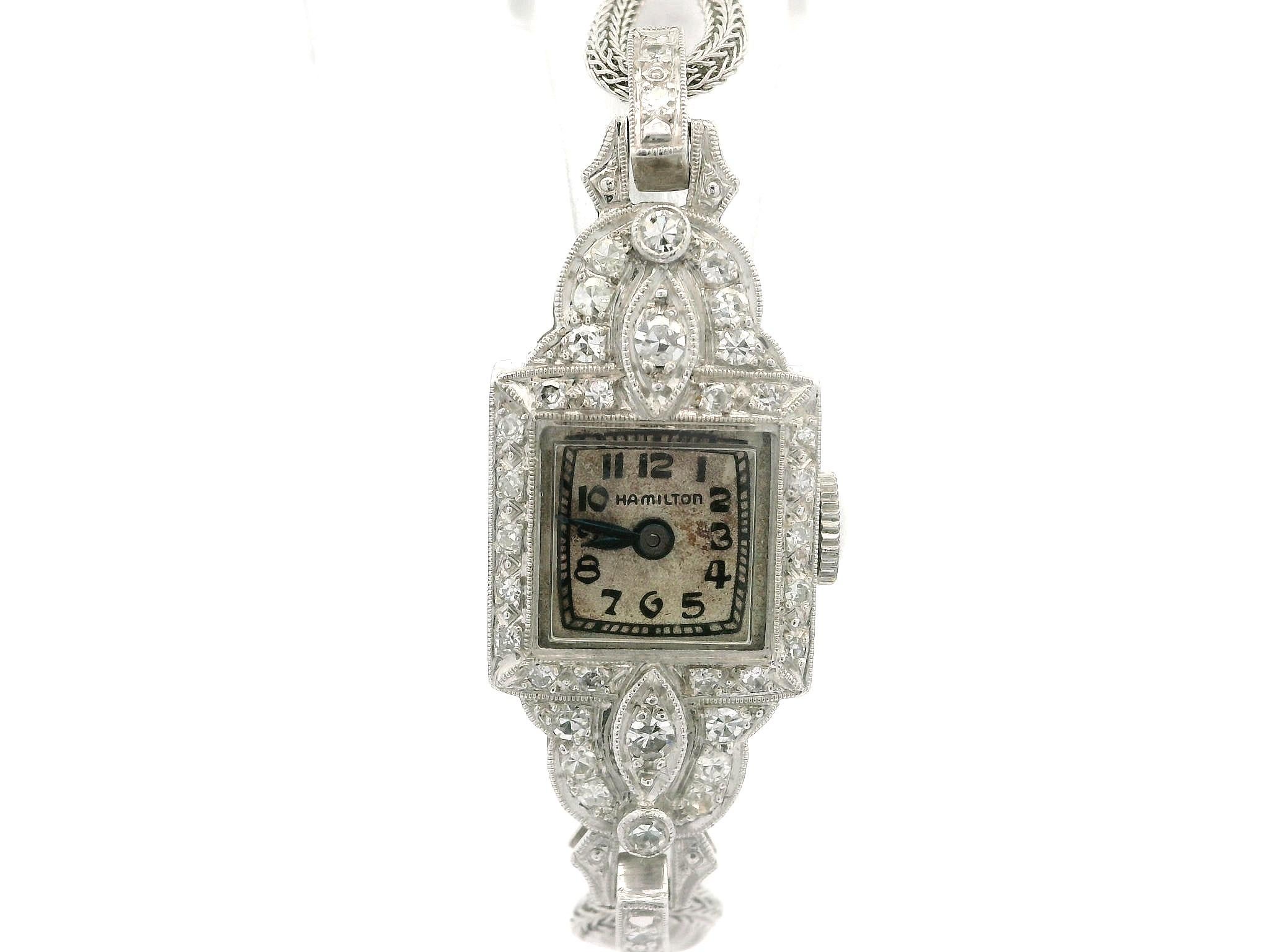 Matériau :	Le boîtier est en platine massif - Le bracelet, le fermoir et la chaîne de sécurité sont en or blanc 14k.
Caisse Hauteur totale :	42.1mm (1.6