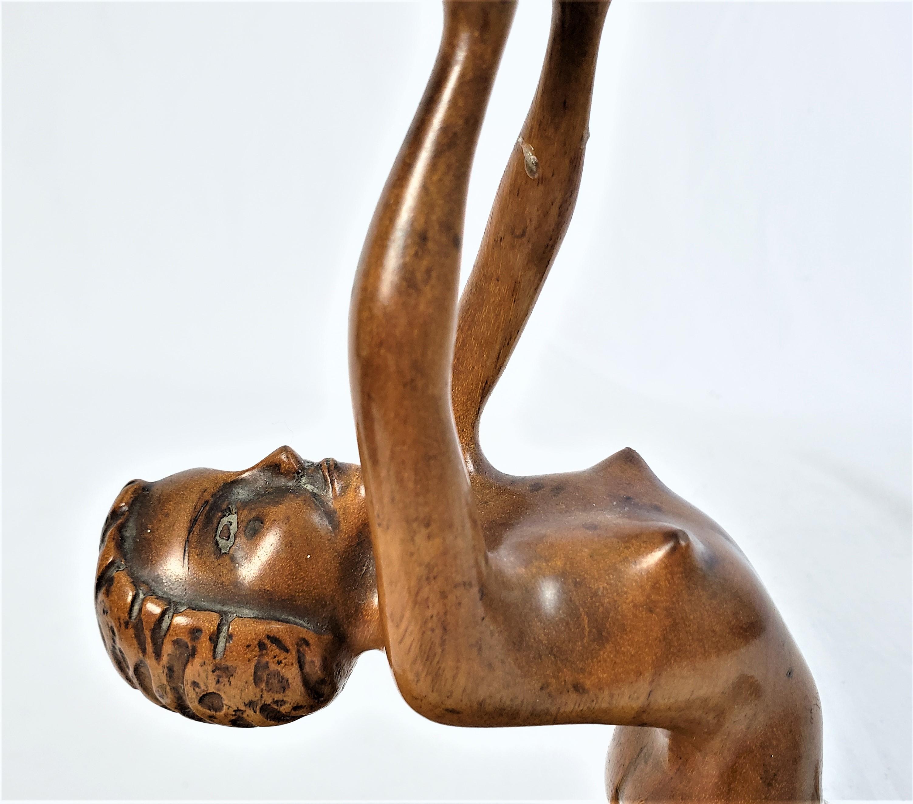 Sculpture Art déco ancienne en bois sculptée à la main représentant une femme nue tenant un panier en vente 5