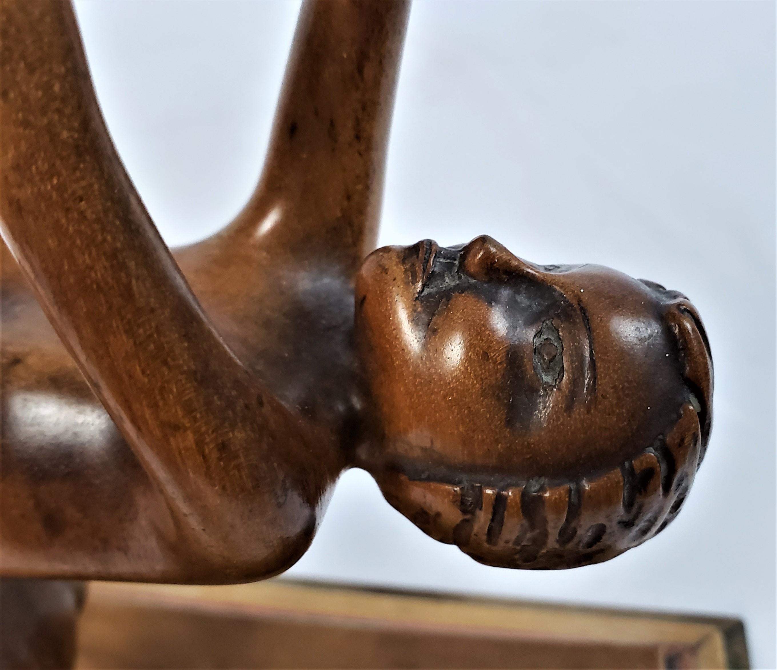 Sculpture Art déco ancienne en bois sculptée à la main représentant une femme nue tenant un panier en vente 6