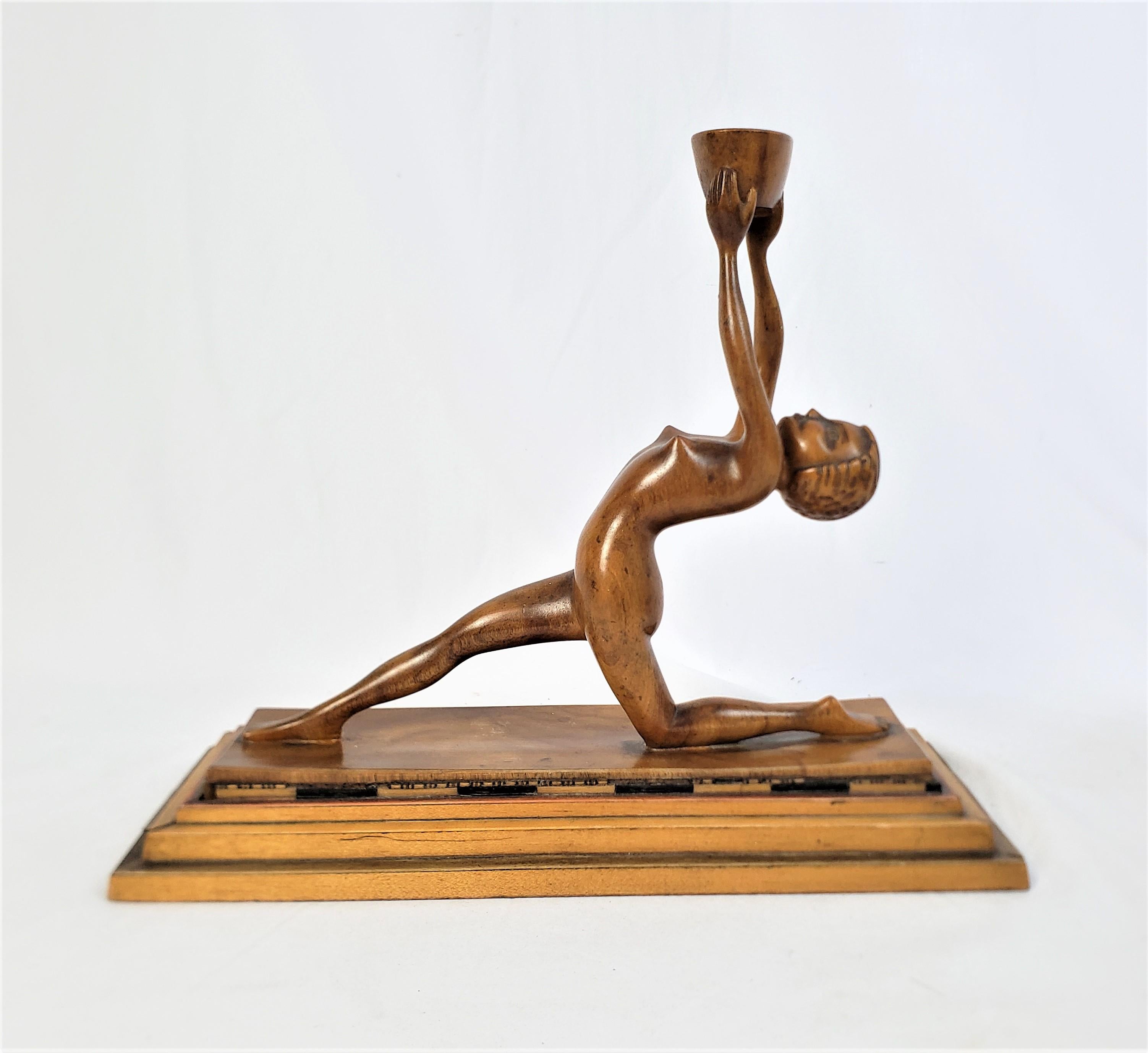 Français Sculpture Art déco ancienne en bois sculptée à la main représentant une femme nue tenant un panier en vente
