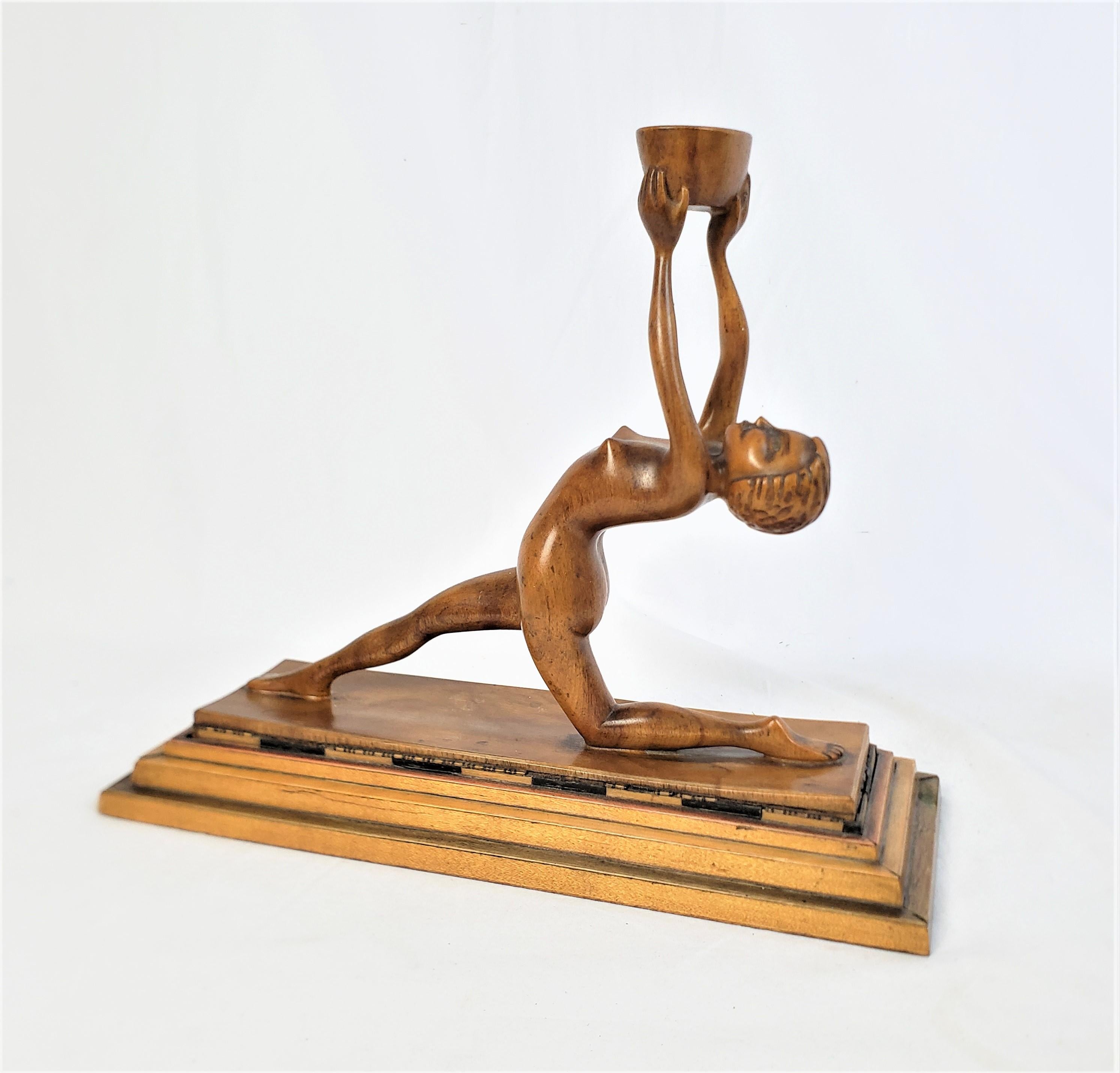Sculpté à la main Sculpture Art déco ancienne en bois sculptée à la main représentant une femme nue tenant un panier en vente
