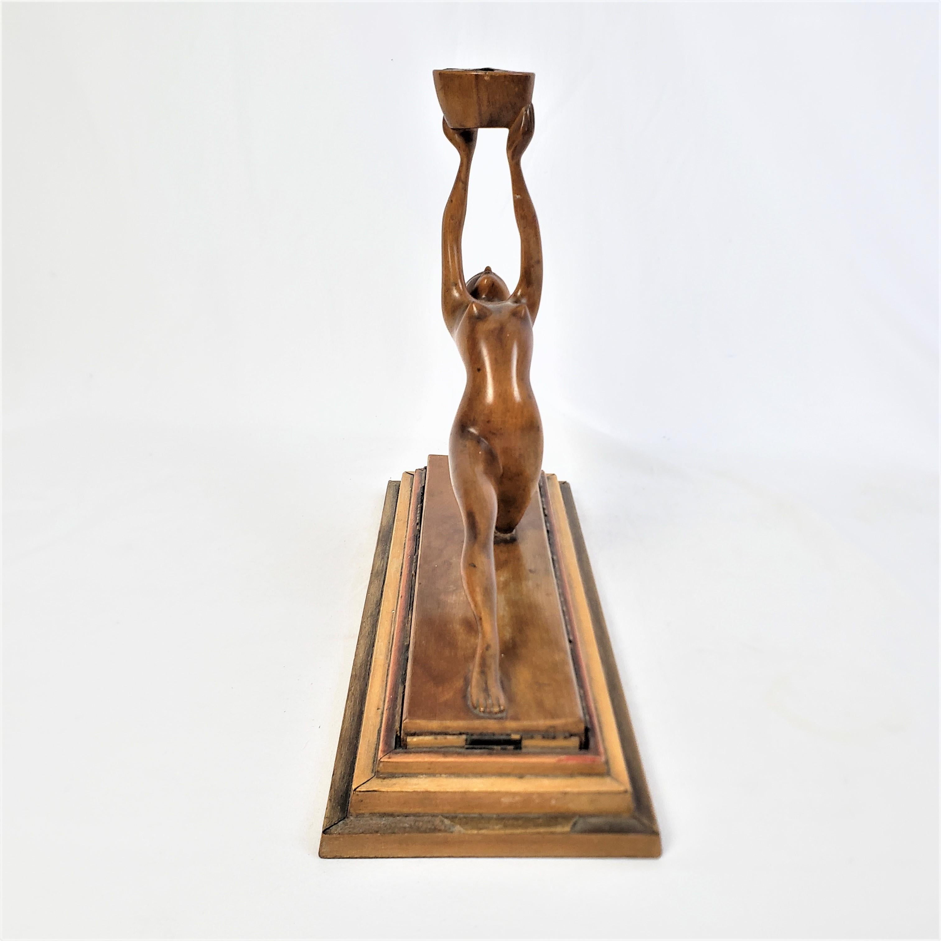 Sculpture Art déco ancienne en bois sculptée à la main représentant une femme nue tenant un panier en vente 2