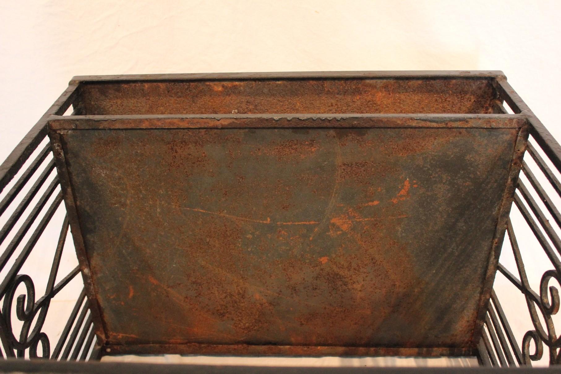 Arte Antiques Table d'appoint en fer forgé forgé à la main Circa 1920 en vente 2