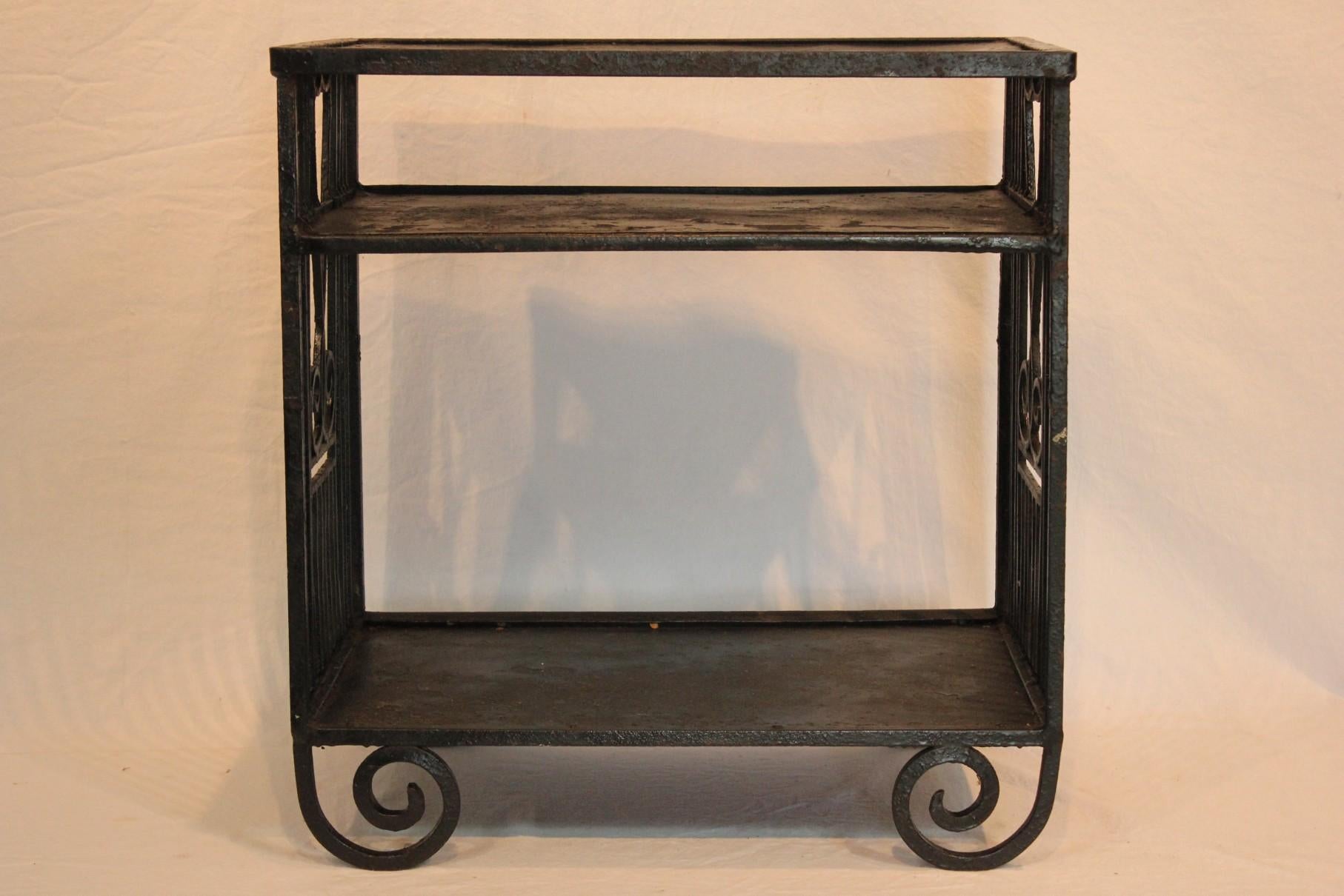 Art déco Arte Antiques Table d'appoint en fer forgé forgé à la main Circa 1920 en vente