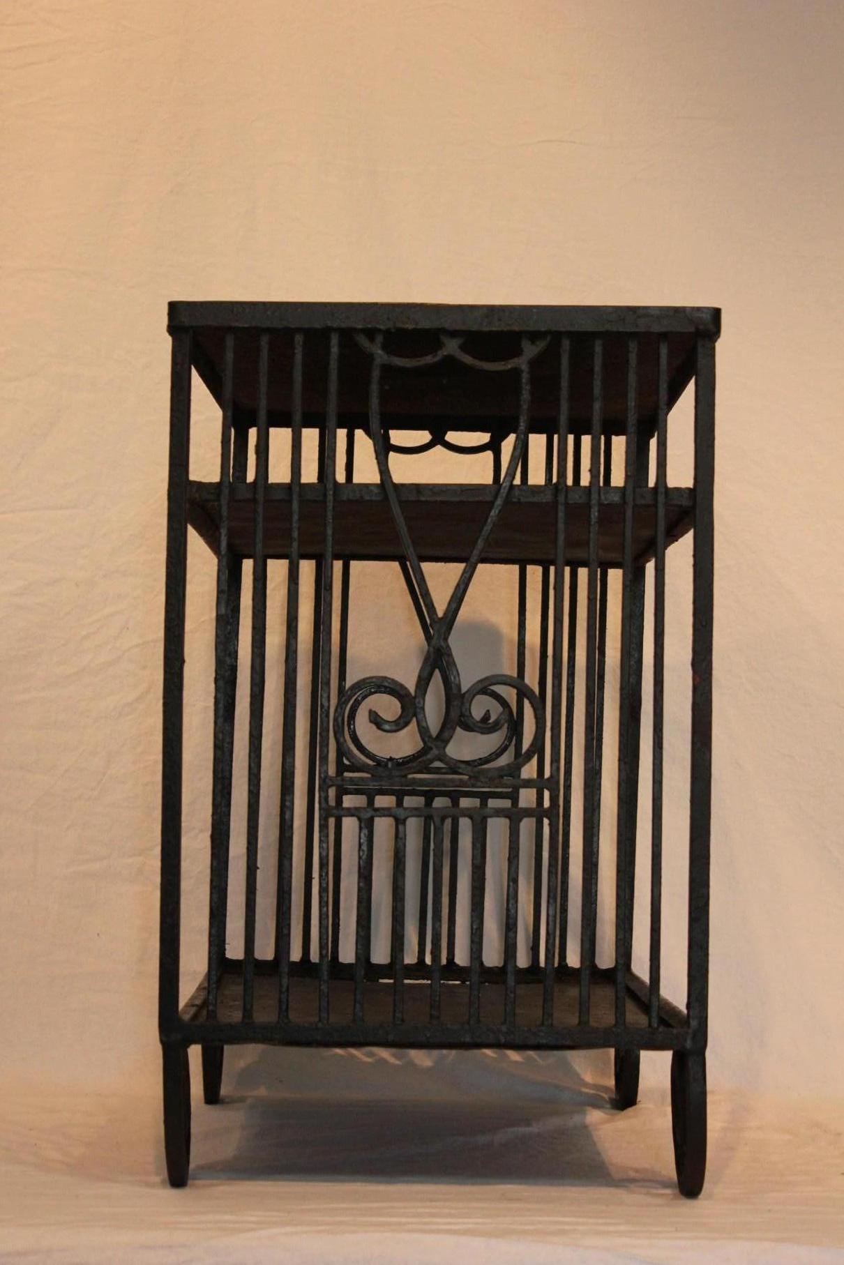 Américain Arte Antiques Table d'appoint en fer forgé forgé à la main Circa 1920 en vente