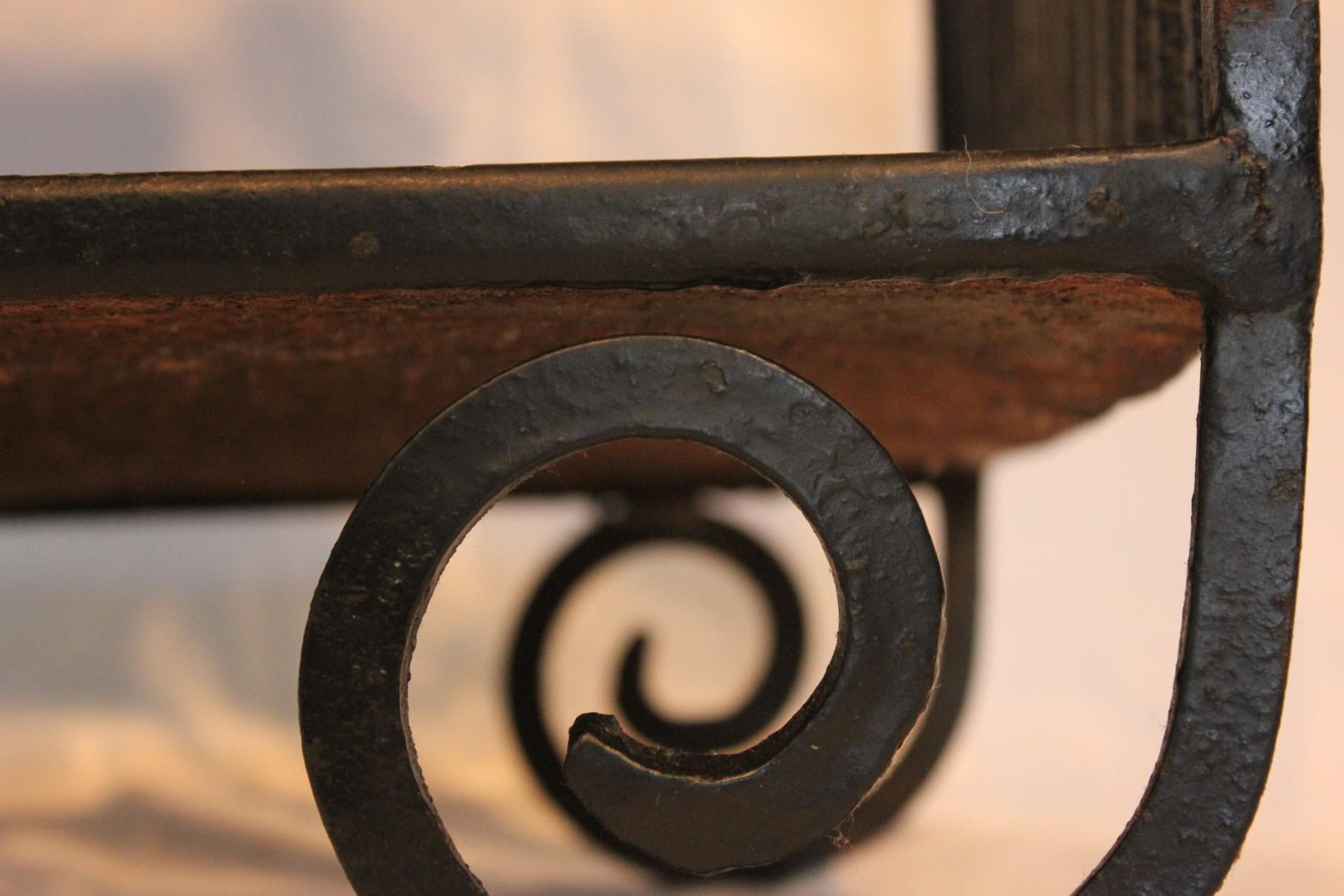 Arte Antiques Table d'appoint en fer forgé forgé à la main Circa 1920 Bon état - En vente à Los Angeles, CA