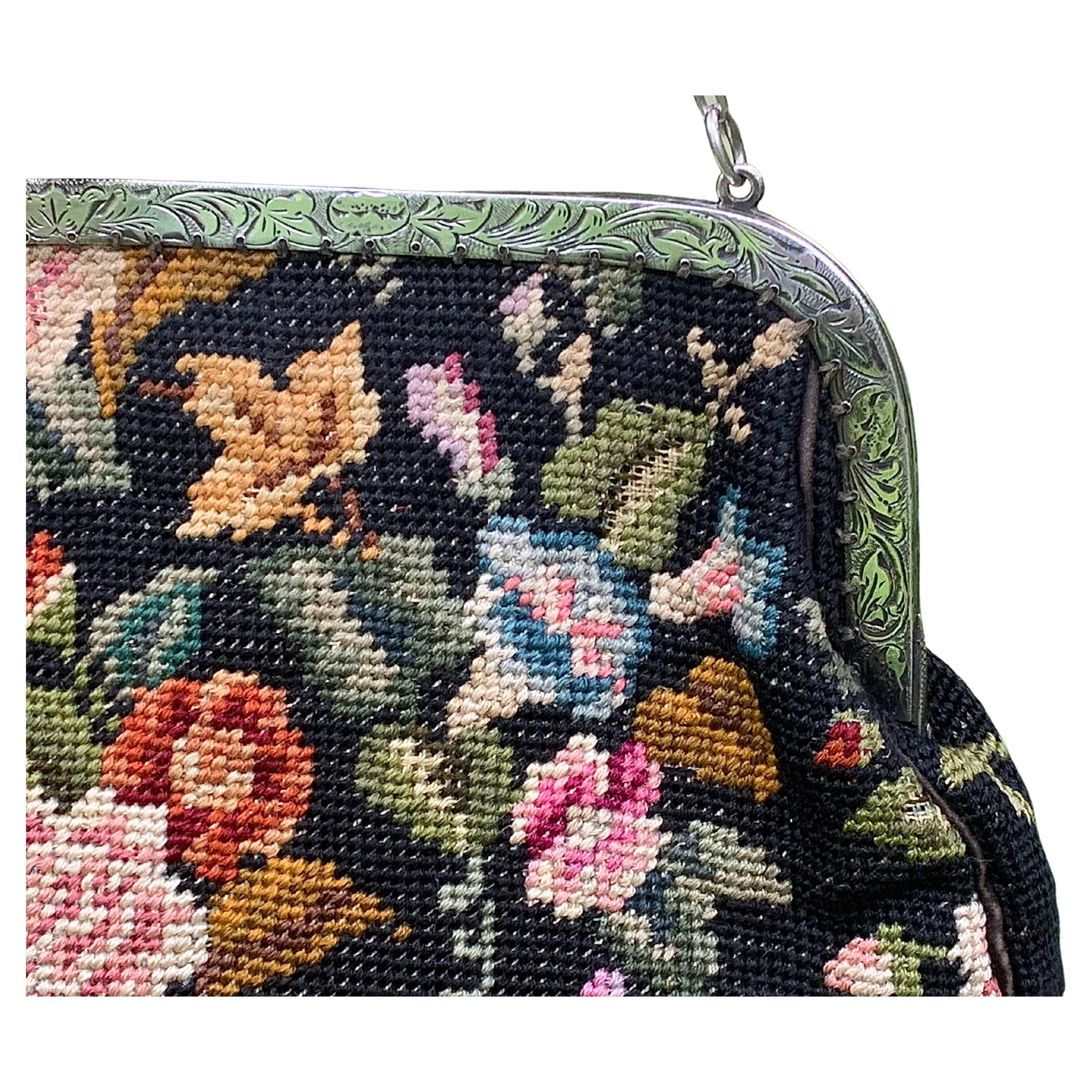 Diese hochelegante Art-Déco-Handtasche verbindet die Handwerkskunst eines Meisterjuweliers mit präziser Handarbeit. Die Tasche kann über der Schulter oder als Clutch getragen werden. Der silberne Rahmen ist fein graviert und wird durch einen